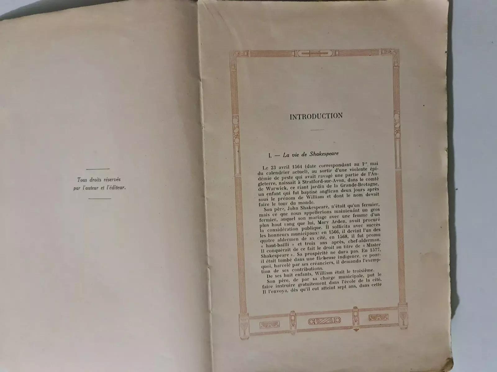 Questa rara edizione di Shakespeare del 1914, che fa parte della collezione Les Meilleurs Pages delle Editions J. Duvivier, offre un'accurata selezione delle opere più celebri del drammaturgo. Pubblicato a Tourcoing e a Parigi, questo volume con