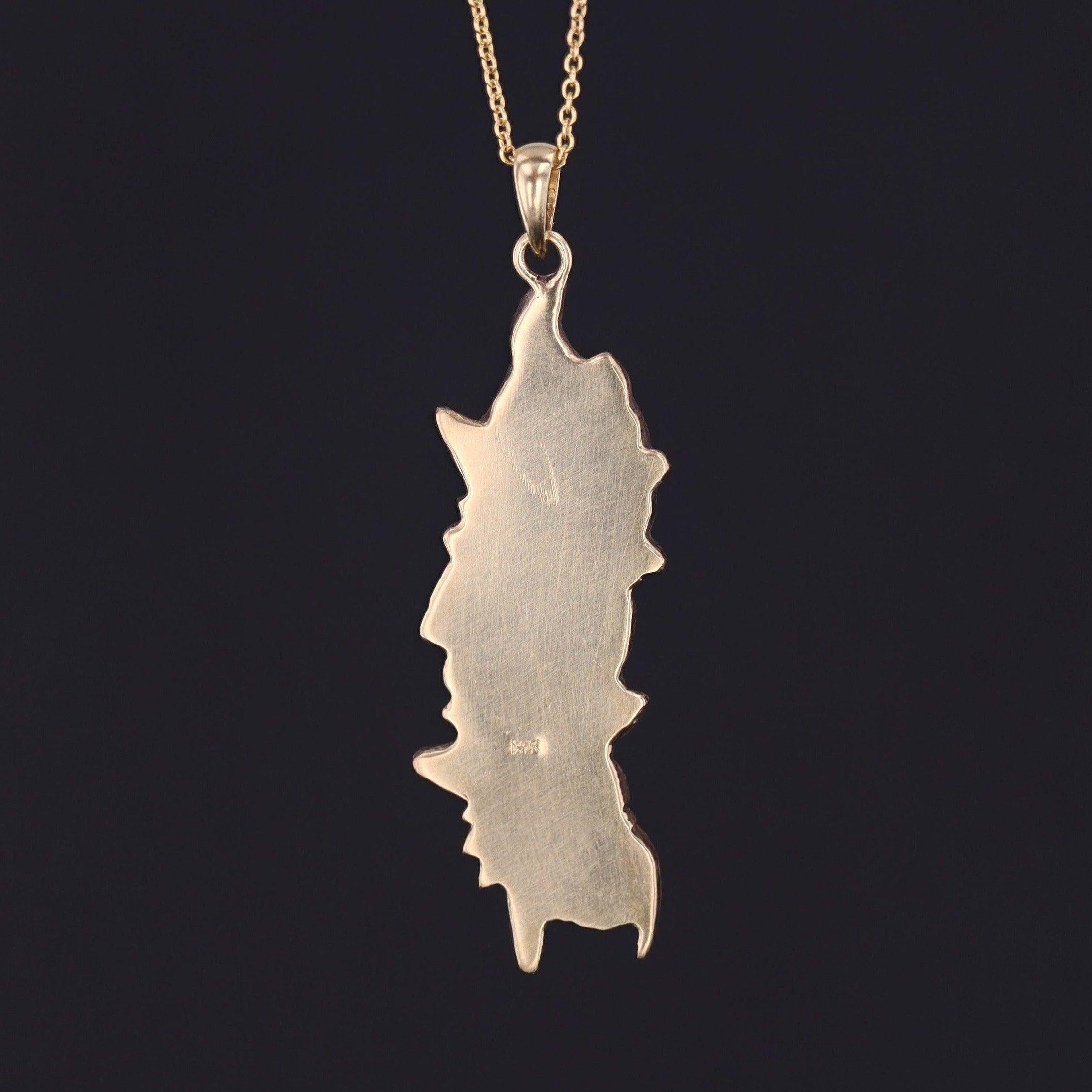 Les représentations de dragons sont utilisées dans toute la culture japonaise comme symboles de force, de courage et de magie.

Ce pendentif unique en forme de dragon shakudo était à l'origine un menuki japonais en métal mixte datant de la fin des