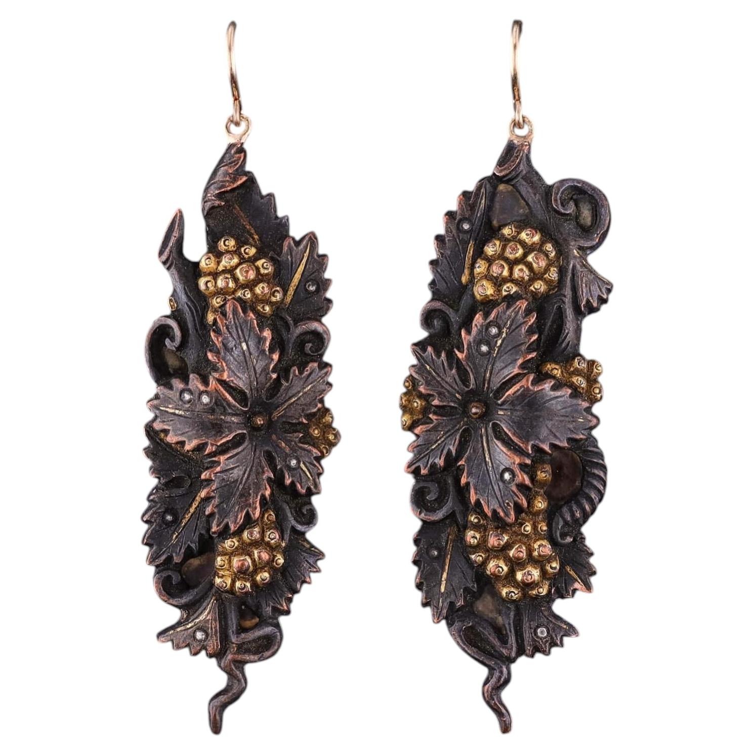 Boucles d'oreilles anciennes en shakudo à motifs floraux, rehaussées d'or 14 carats, CIRCA 1890
