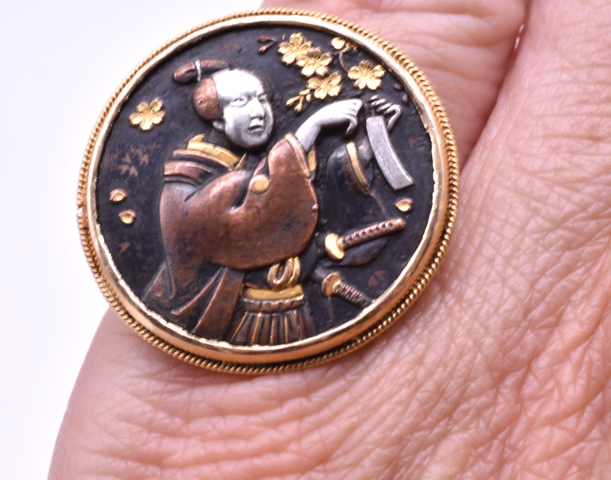 Antiker runder Shakudo-Ring mit bezaubernder Szene eines japanischen Kriegers 1