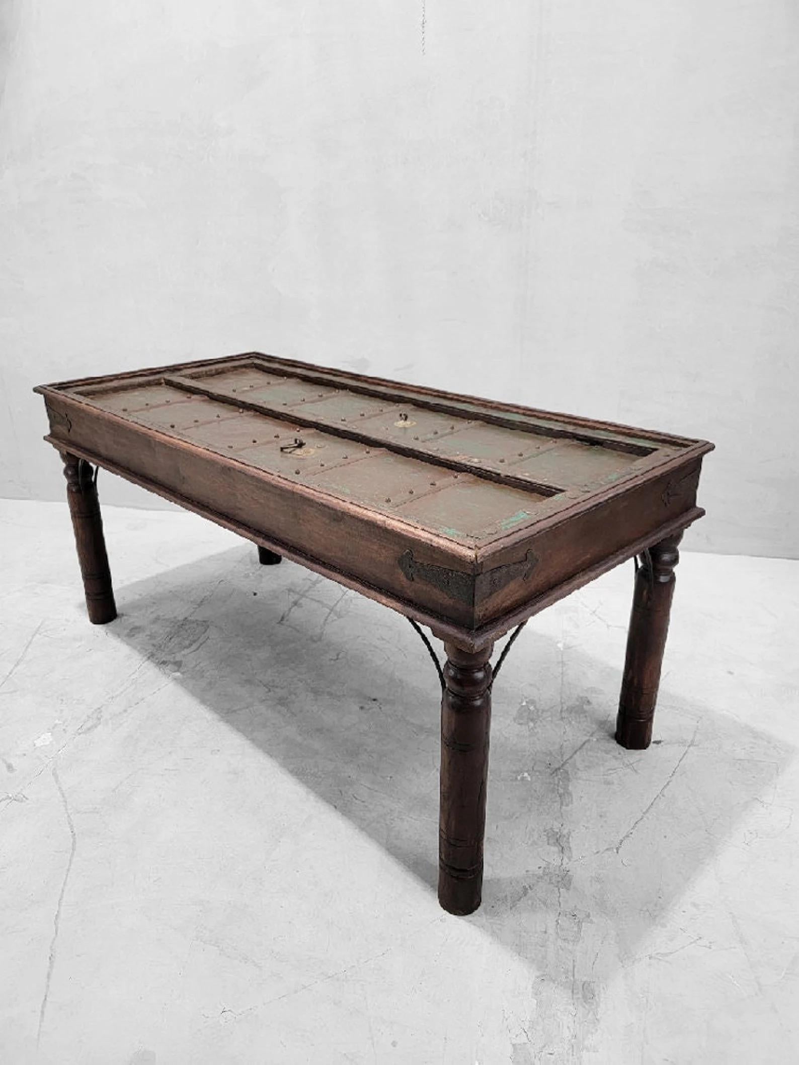 Ancienne table de salle à manger en bois Shamsee et en fer avec plateau en verre construite à partir d'une porte de monastère indien

Apportez une atmosphère rustique unique à votre maison avec cette table à manger en bois fabriquée à partir d'une