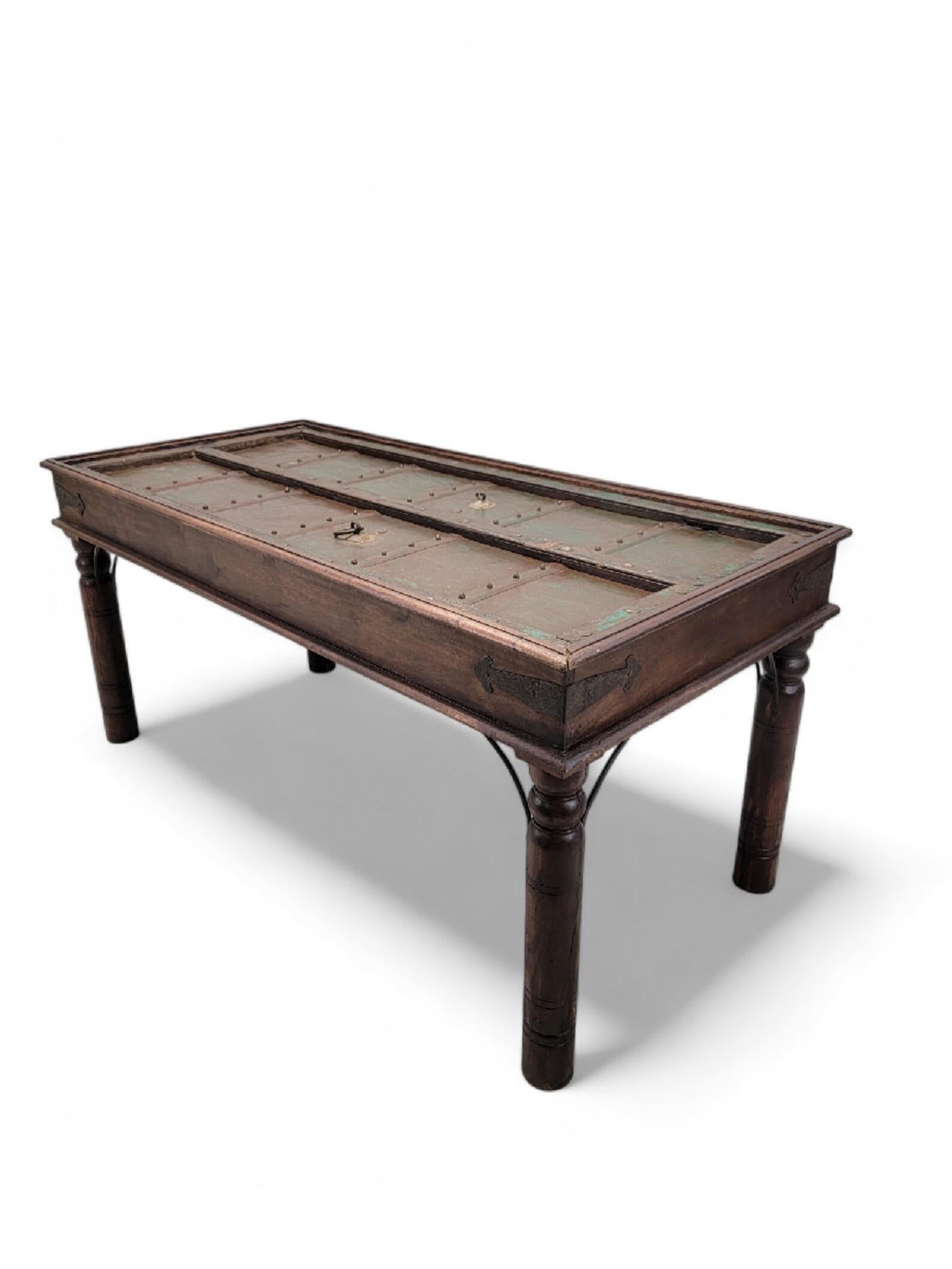 Rustique Table de salle à manger ancienne en bois de Shamsee construite à partir d'une porte de monastère indienne en vente