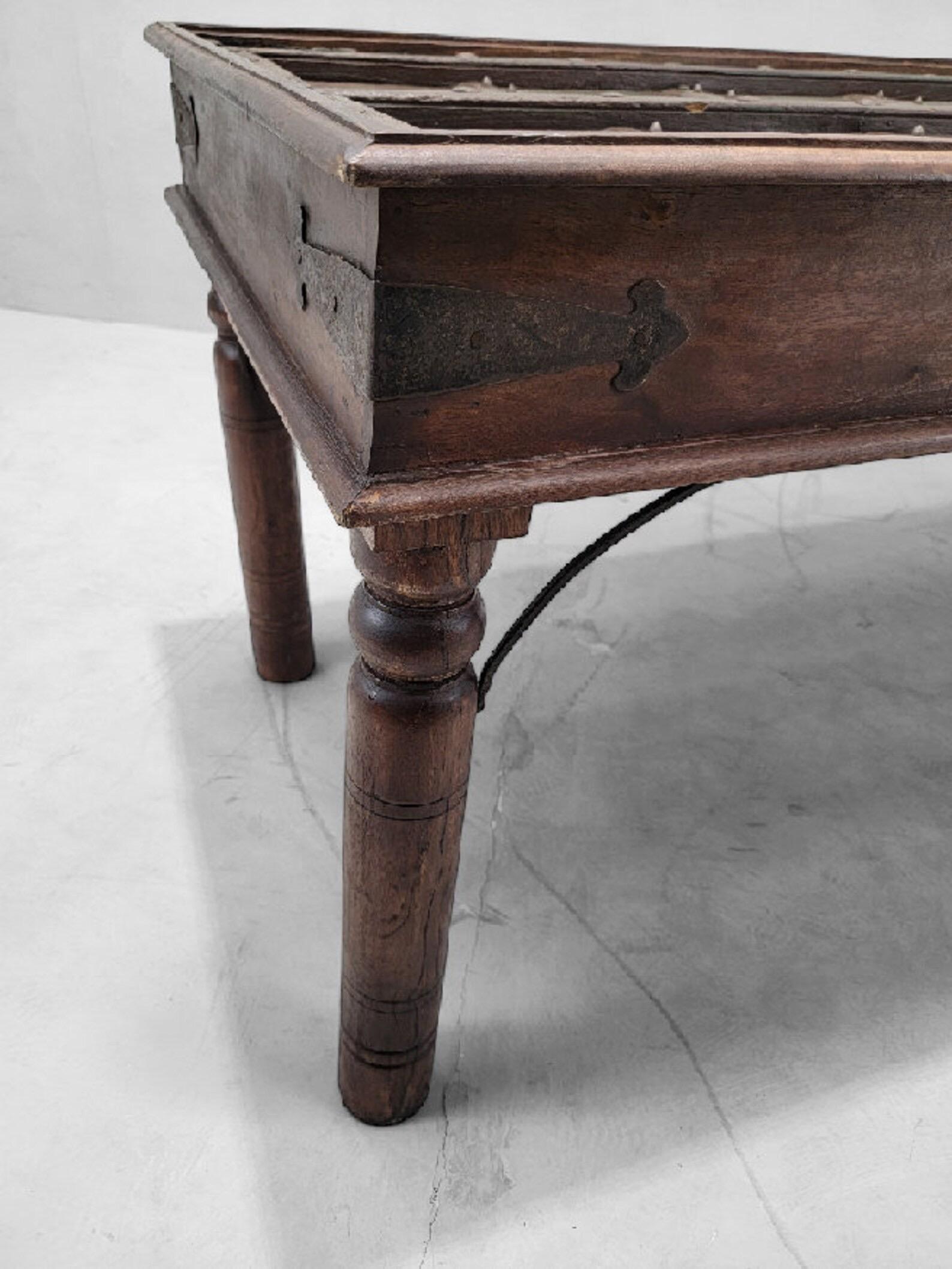 Table de salle à manger ancienne en bois de Shamsee construite à partir d'une porte de monastère indienne Bon état - En vente à Chicago, IL