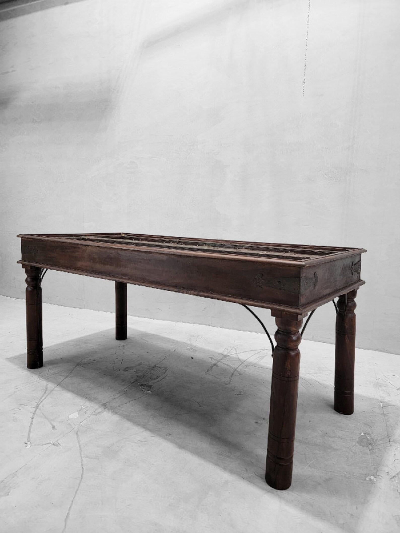 Table de salle à manger ancienne en bois de Shamsee construite à partir d'une porte de monastère indienne en vente 1