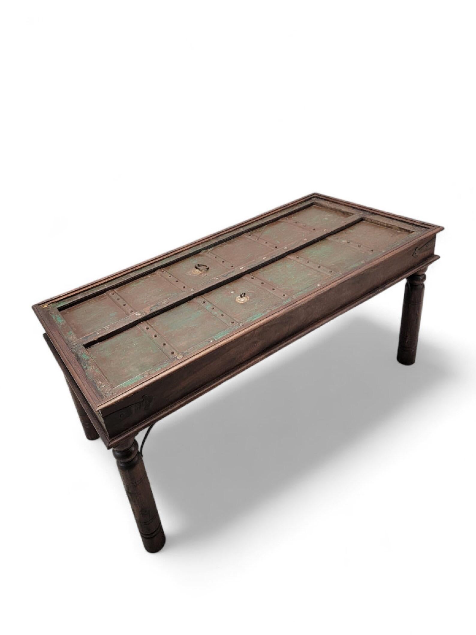 Table de salle à manger ancienne en bois de Shamsee construite à partir d'une porte de monastère indienne en vente 2