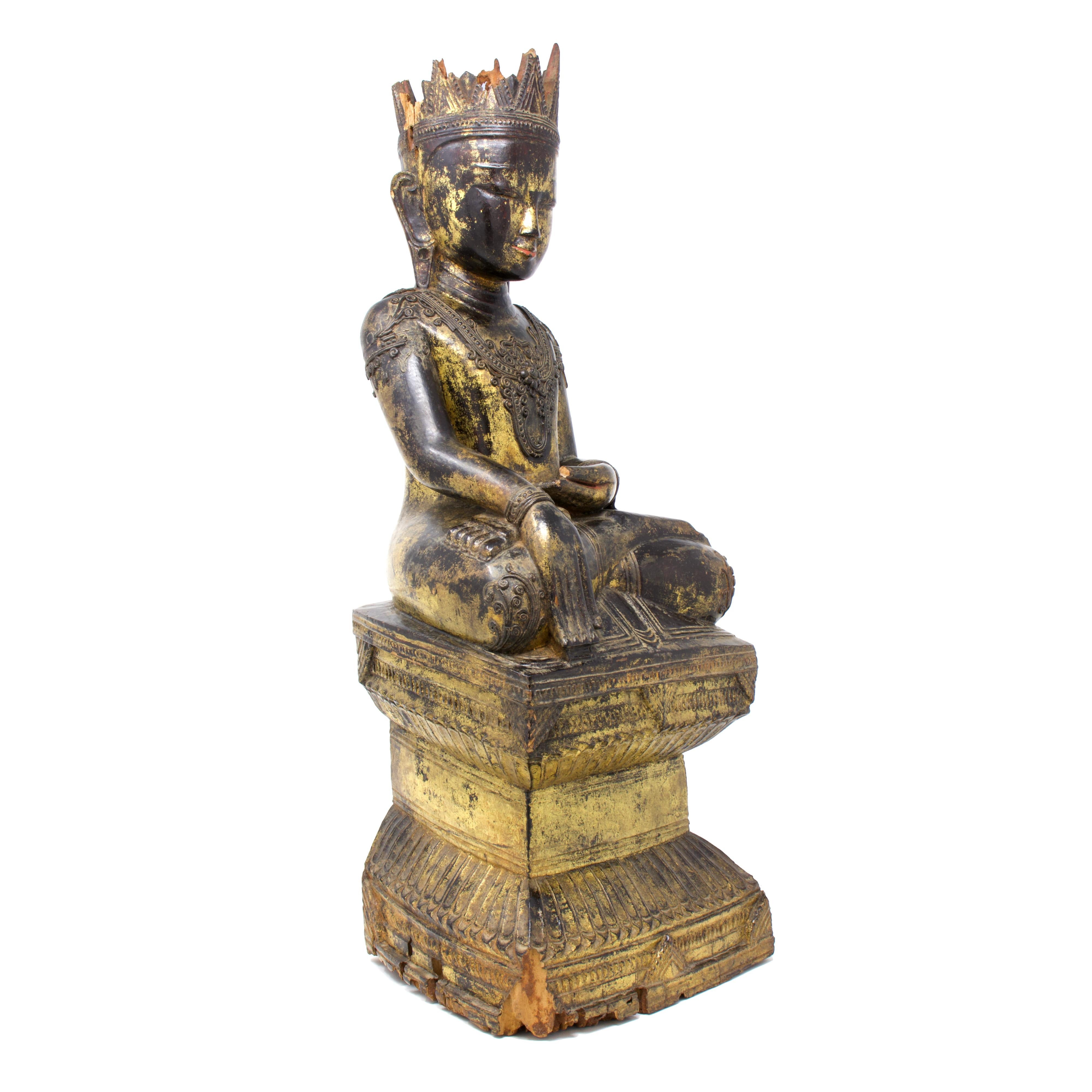 Antikes Shan (Tai Yai) Jambupati Buddha Bildnis, Holz, Lack und Blattgold, Konbaung Reich (1752-1885)
Ein gekrönter Stil, der die nordthailändische Ikonographie mit der Ästhetik der burmesischen Herrschaft in der Region verbindet. Die Figur wird in