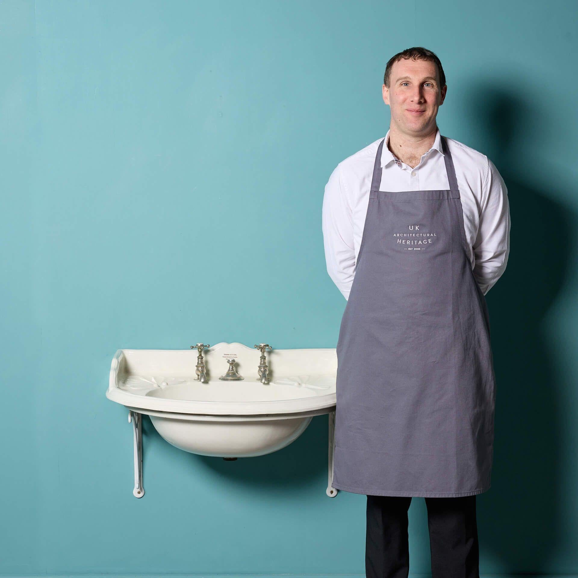 Un ancien lavabo Shanks & Co soutenu par un support en fonte. Ce lavabo du XIXe siècle serait intemporel et élégant s'il était fixé au mur dans une salle de bains de style vintage, dans des maisons contemporaines ou modernes.

Datant de l'époque