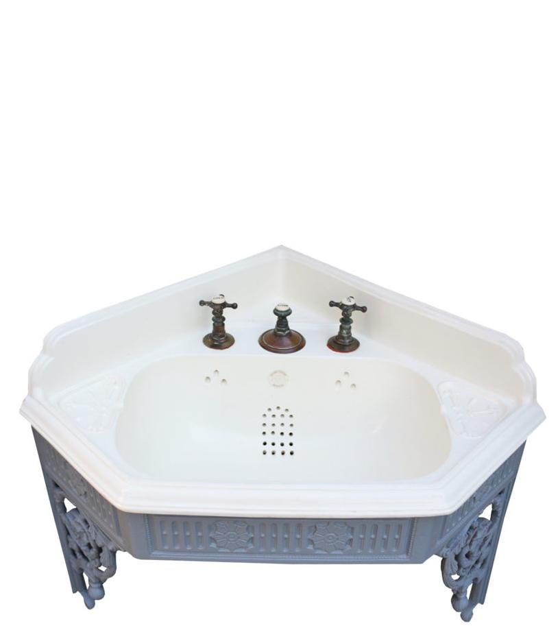 About

A rare Antique Shanks ‘Imperial’ corner basin with plunger waste and a cast iron wall-mounted bracket. The bracket is finished in grey primer. Marked ‘32’ on the underside. 

Condition report

The taps are present and move freely,