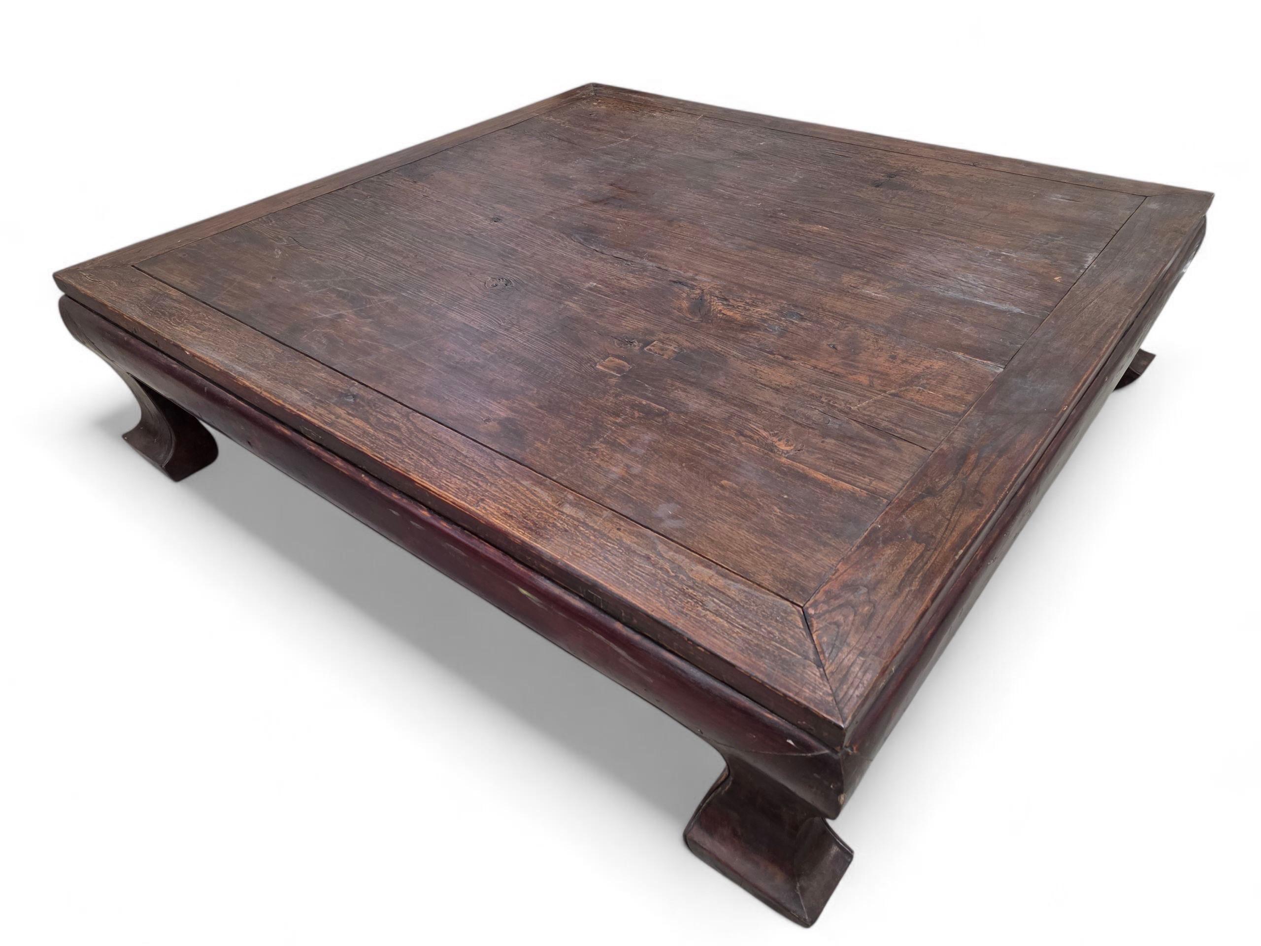 Ancienne table basse surdimensionnée en bois d'élite chinois de la province de Shanxi

Cette table basse antique provenant de la province de Shanxi en Chine était à l'origine un lit double pour deux personnes. Il a conservé sa couleur et sa patine