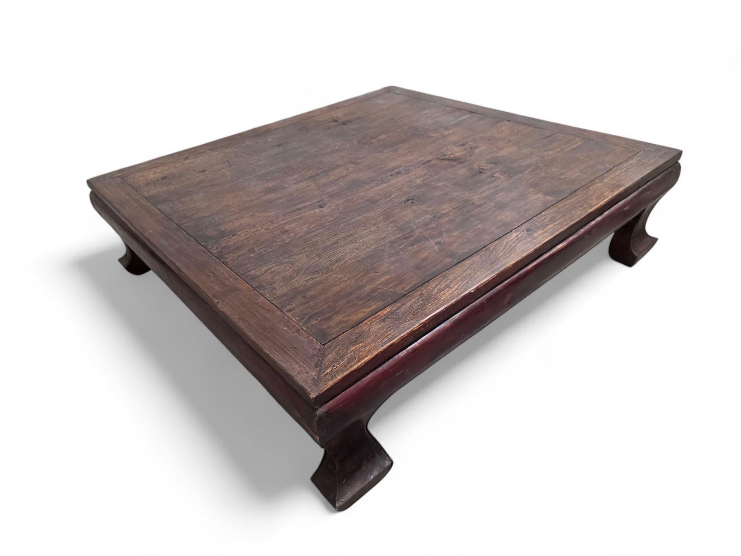 Ancienne table basse surdimensionnée en bois d'élite chinois de la province de Shanxi Bon état - En vente à Chicago, IL