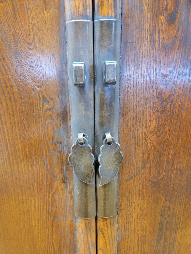 Antiker Shanxi Province Ulme-Schrank mit 2 Türen und originaler Patina und Lack im Zustand „Gut“ im Angebot in Chicago, IL