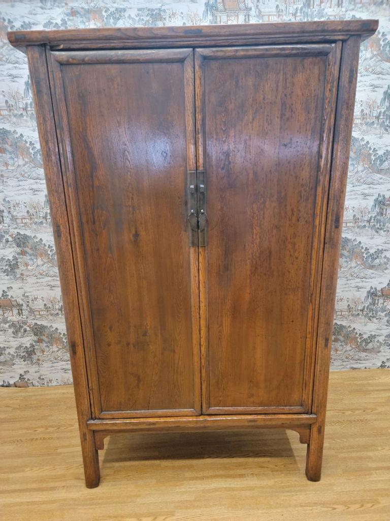 Antique Shanxi Province Elm 2 Door Cabinet with Original Patina and Lacquer For Sale 1