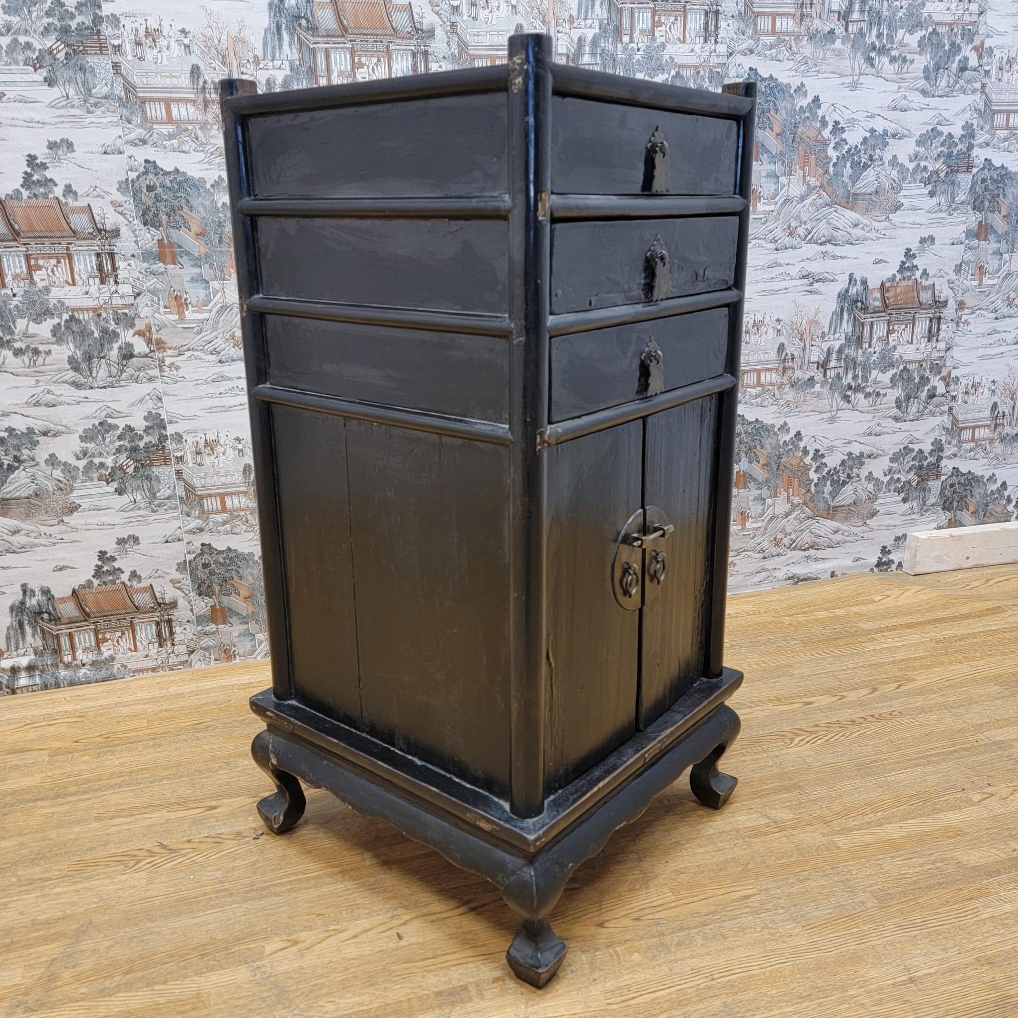Antique Shanxi Province Elm and Black Lacquer Nightstand / Side Table with Stora For Sale 1