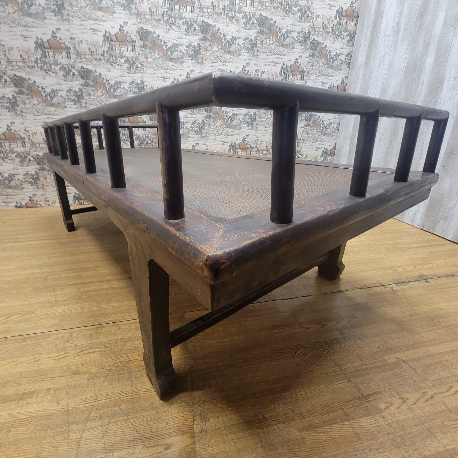 Antique Shanxi Province Elm Opium Bed In Good Condition For Sale In Chicago, IL