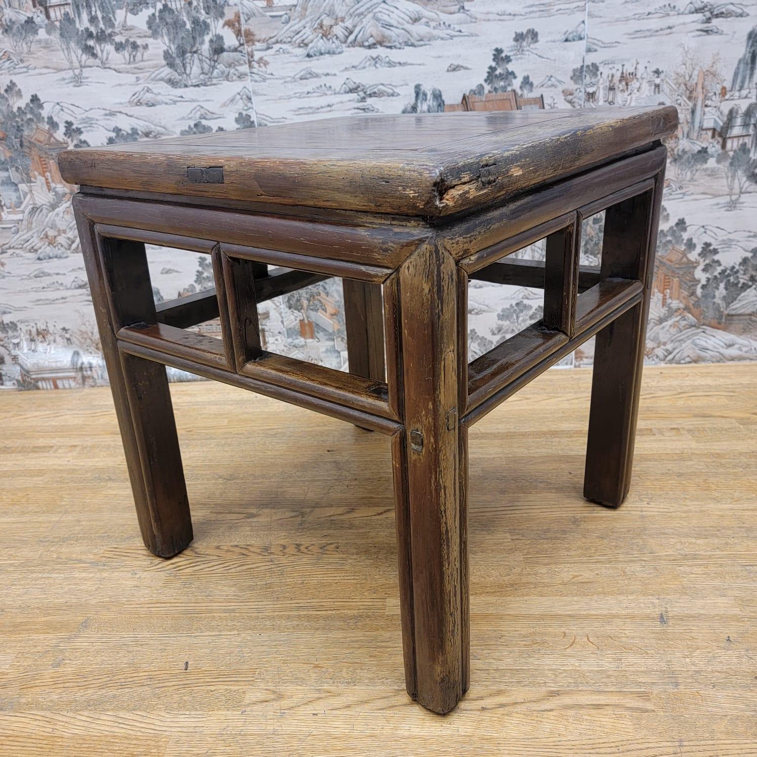 Antique Shanxi Province Elm Square Side Table In Good Condition For Sale In Chicago, IL
