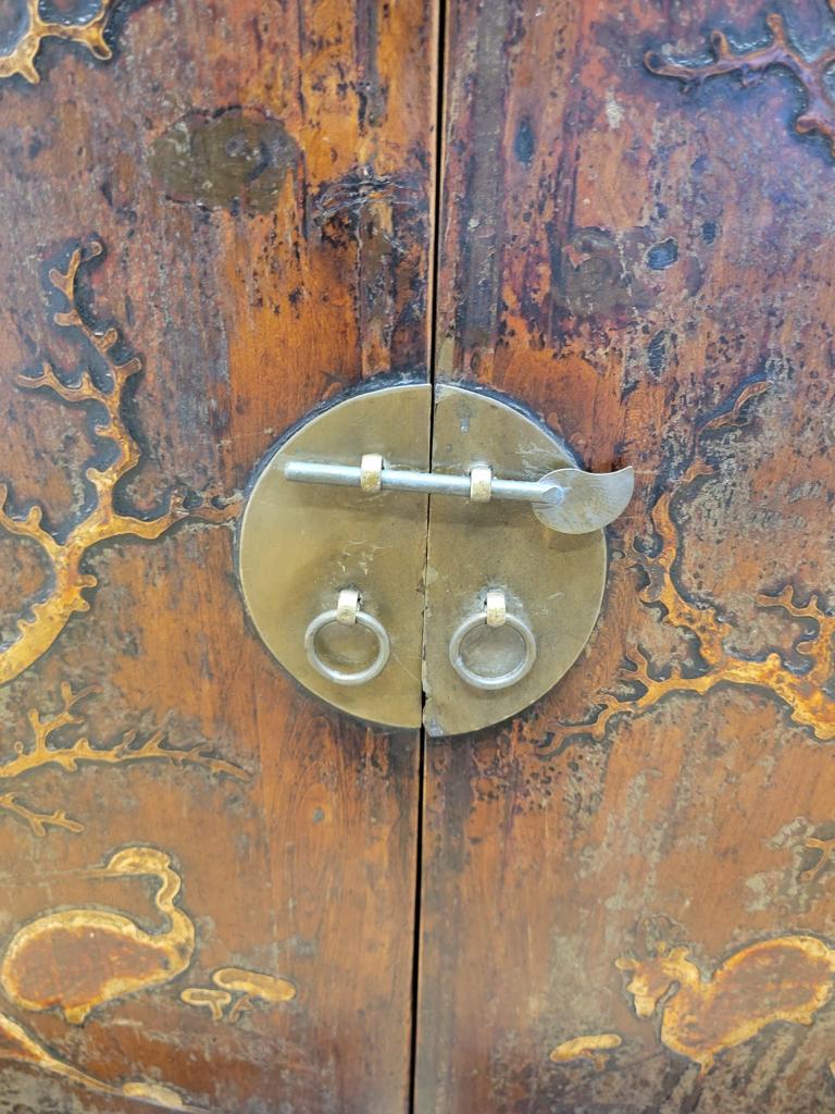 Antiker, lackierter Shanxi Province-Schrank aus Ulmenholz mit Lackierung auf Türen im Zustand „Gut“ im Angebot in Chicago, IL