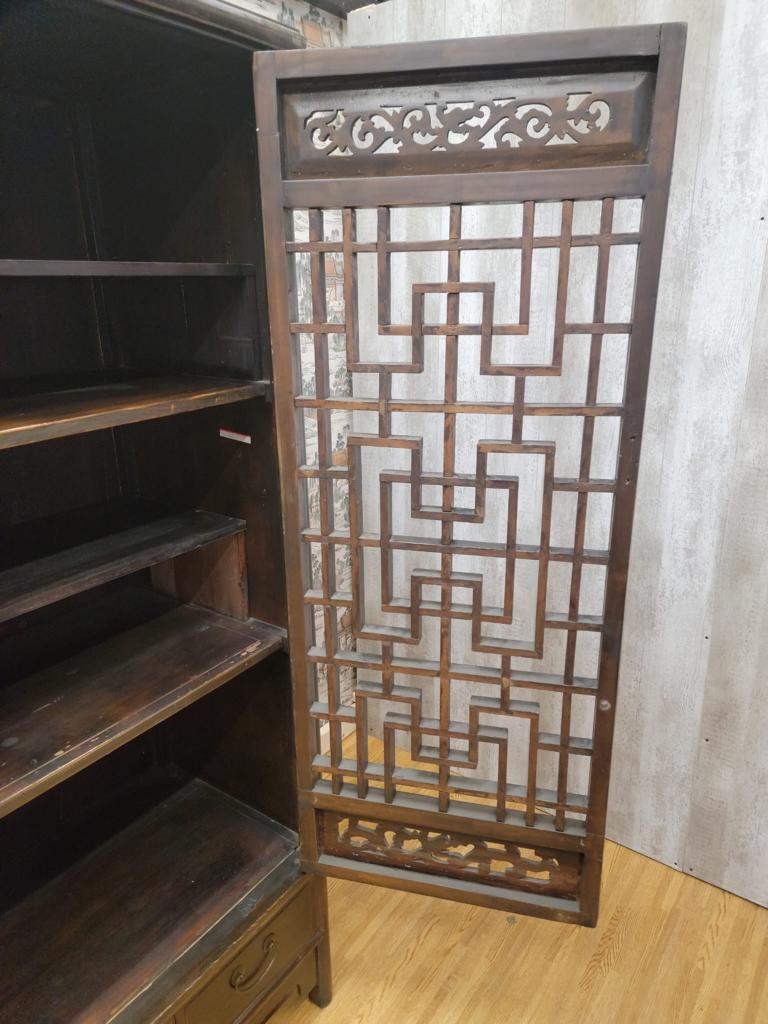 Ancienne armoire à panneaux de portes sculptés en treillis en bois d'orme de la province de Shanxi en vente 4