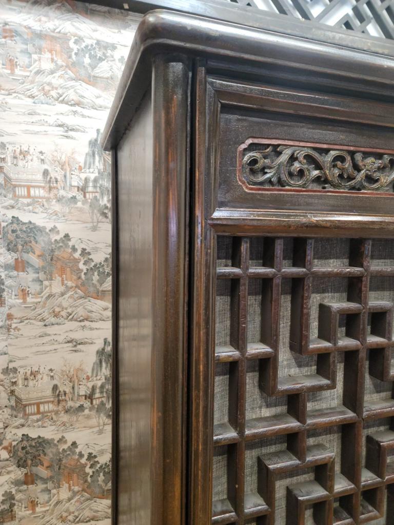 Ancienne armoire à panneaux de portes sculptés en treillis en bois d'orme de la province de Shanxi en vente 8