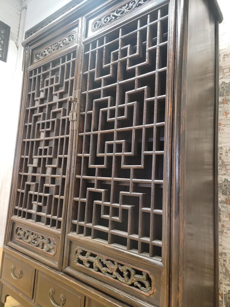 Ancienne armoire à panneaux de portes sculptés en treillis en bois d'orme de la province de Shanxi en vente 1
