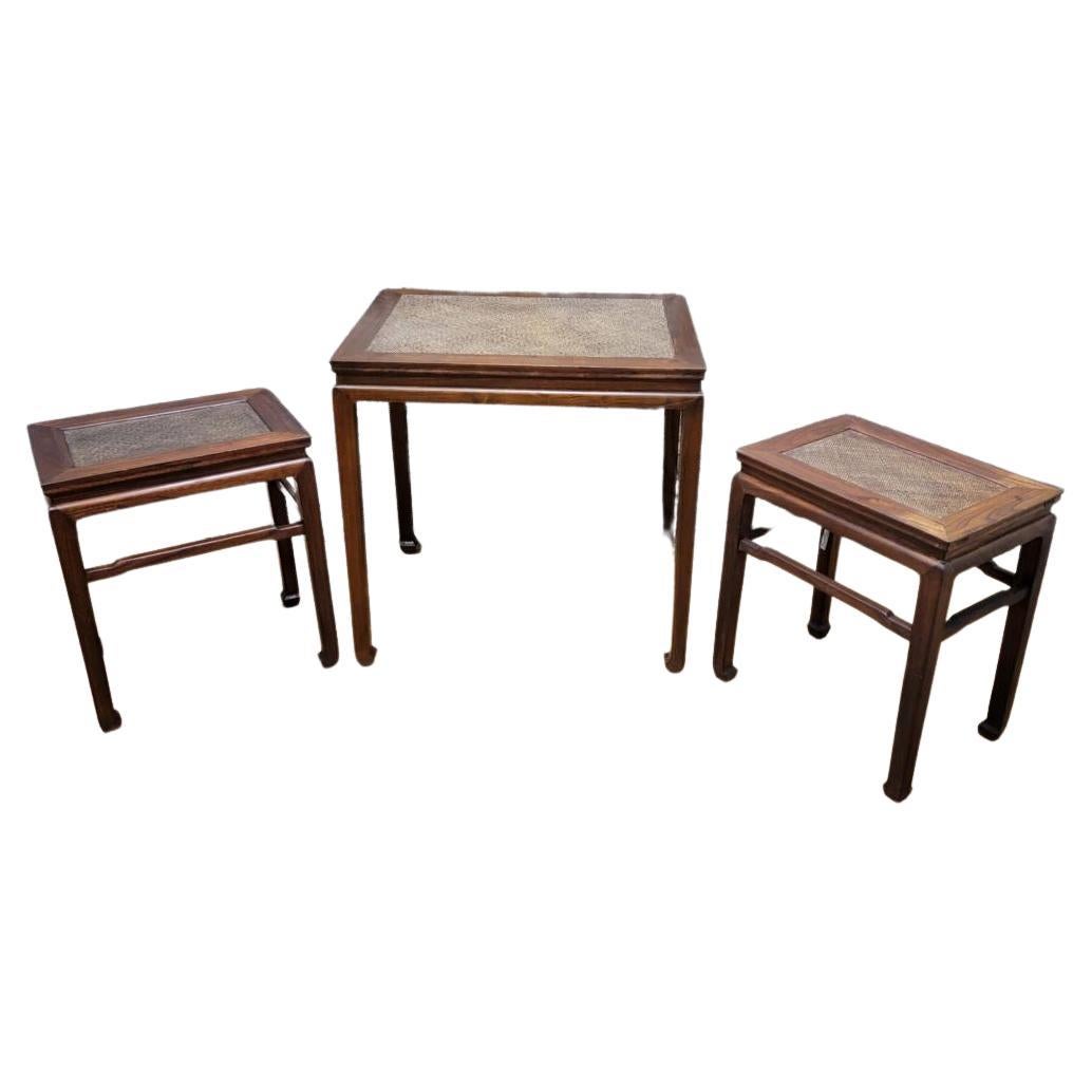 Anciennes tables d'appoint en bois d'orme et rotin de la province de Shanxi, lot de 3