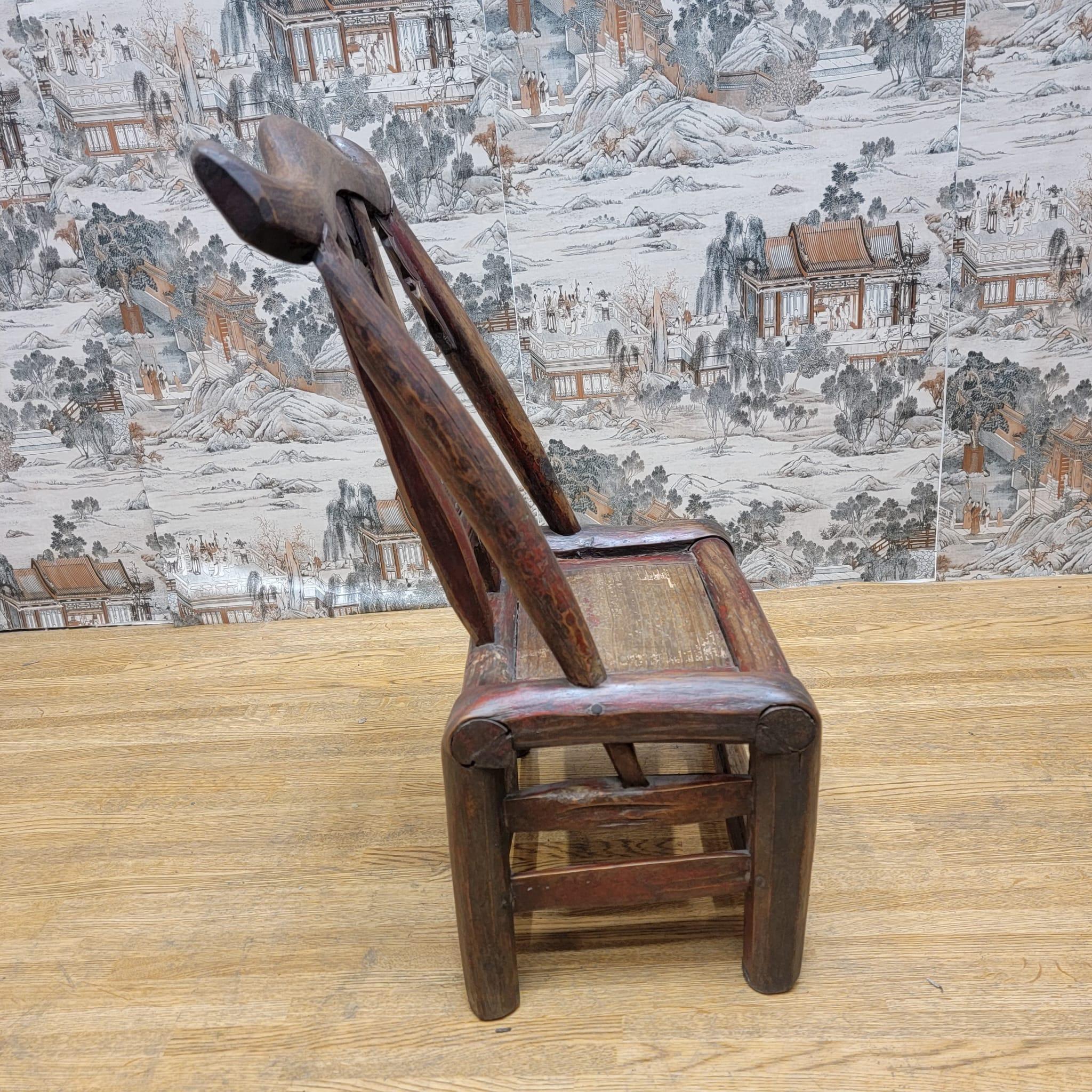 Sculpté à la main  Ancienne chaise d'enfant en orme sculptée à la main de la province de Shanxi en vente