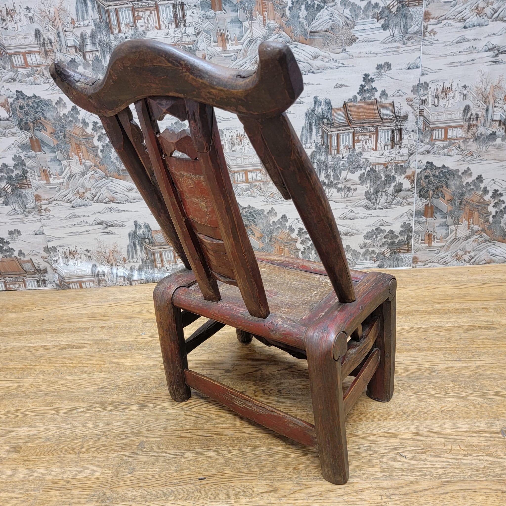 Fin du XIXe siècle  Ancienne chaise d'enfant en orme sculptée à la main de la province de Shanxi en vente