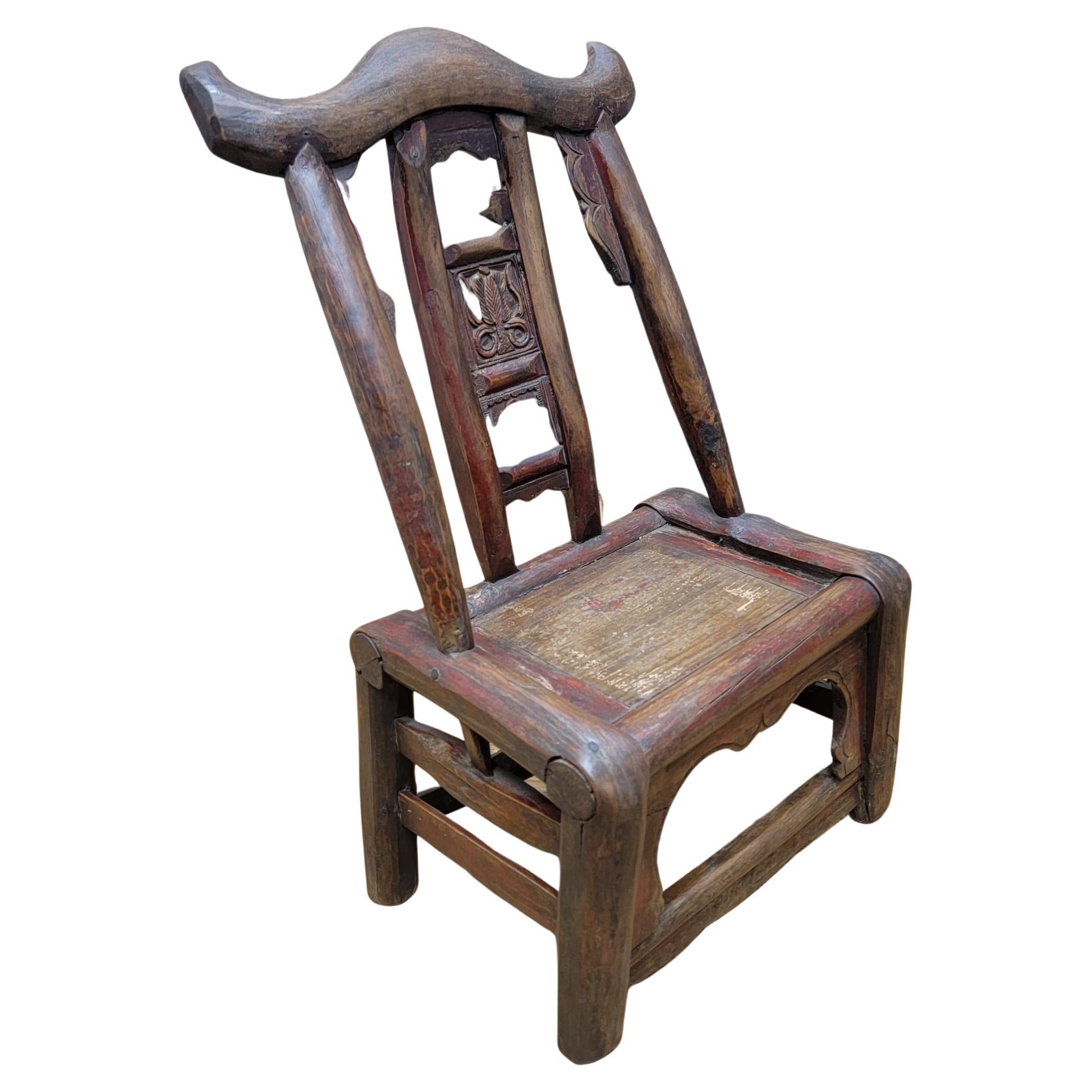  Ancienne chaise d'enfant en orme sculptée à la main de la province de Shanxi