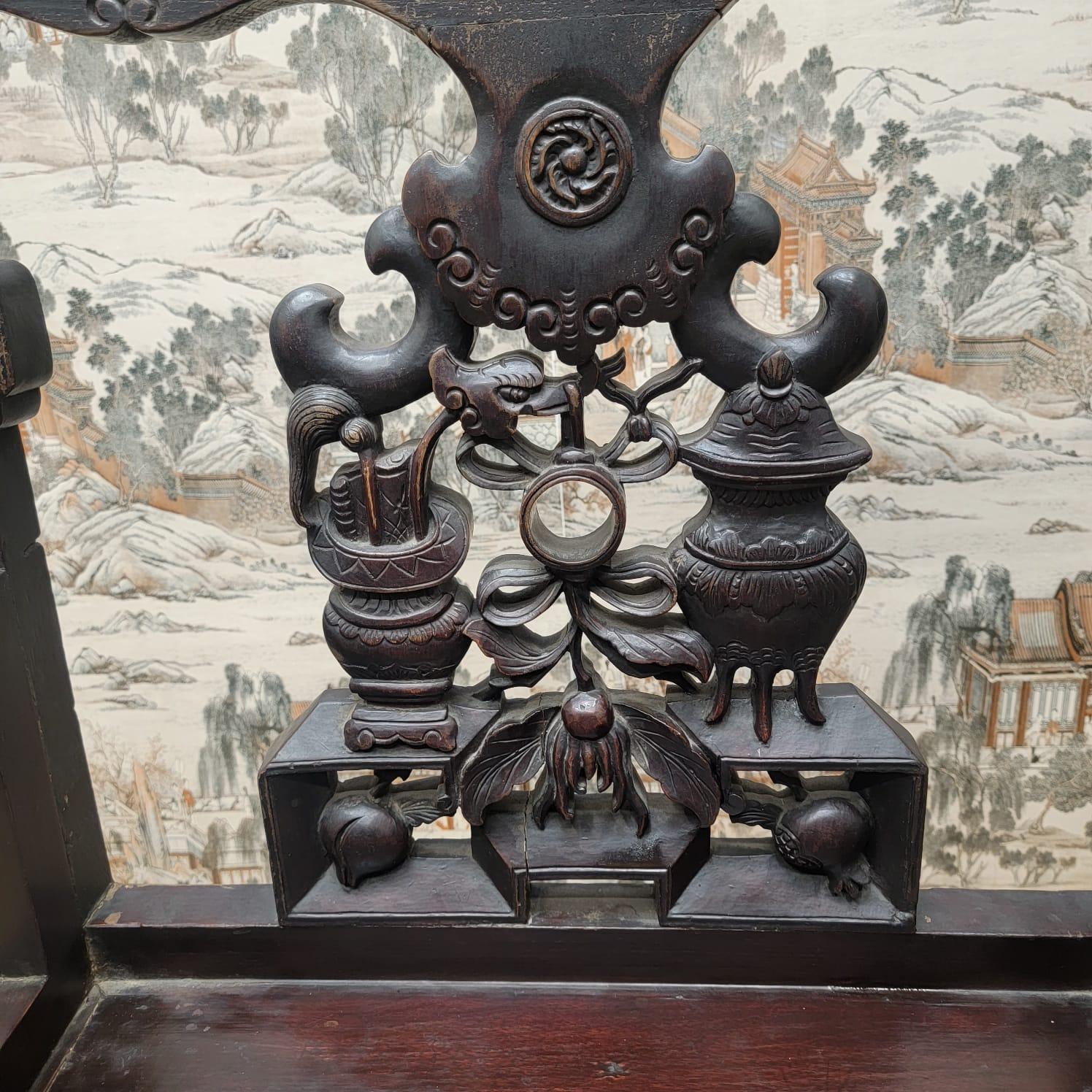 Antiker, handgeschnitzter, offizieller Hutstuhl aus Ulmenholz aus der Shanxi- Provinz, Paar im Angebot 3