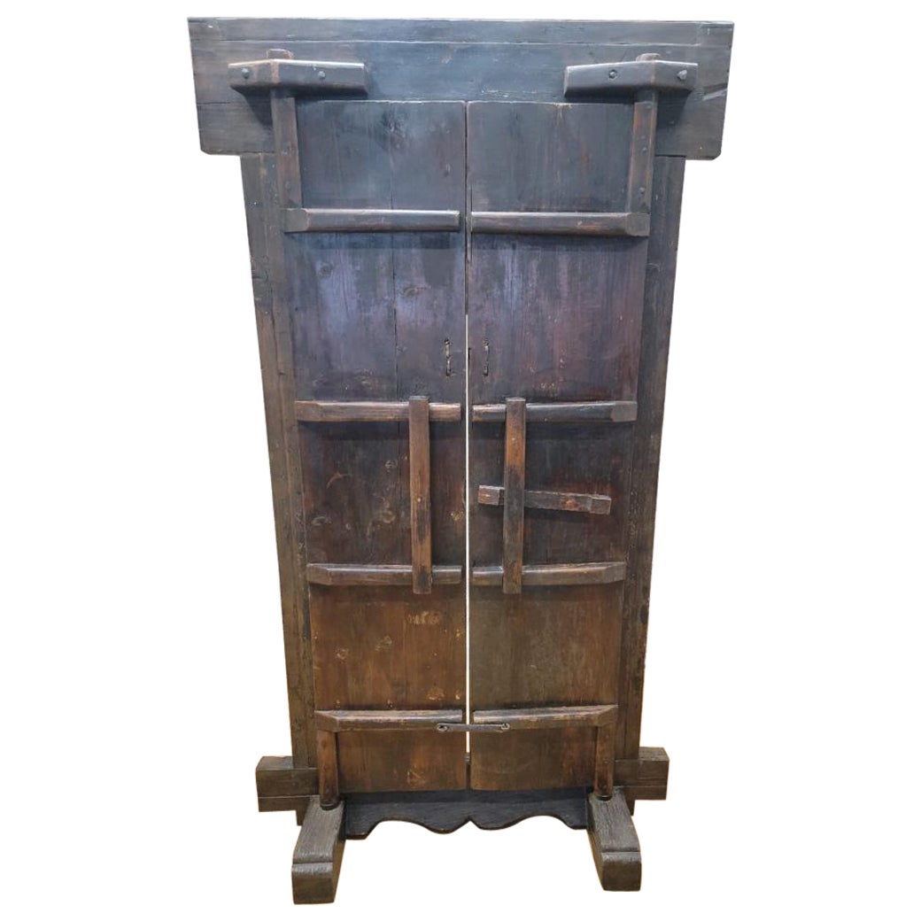 Ancienne porte orientale en bois d'élmwood sculptée à la main dans la province de Shanxi