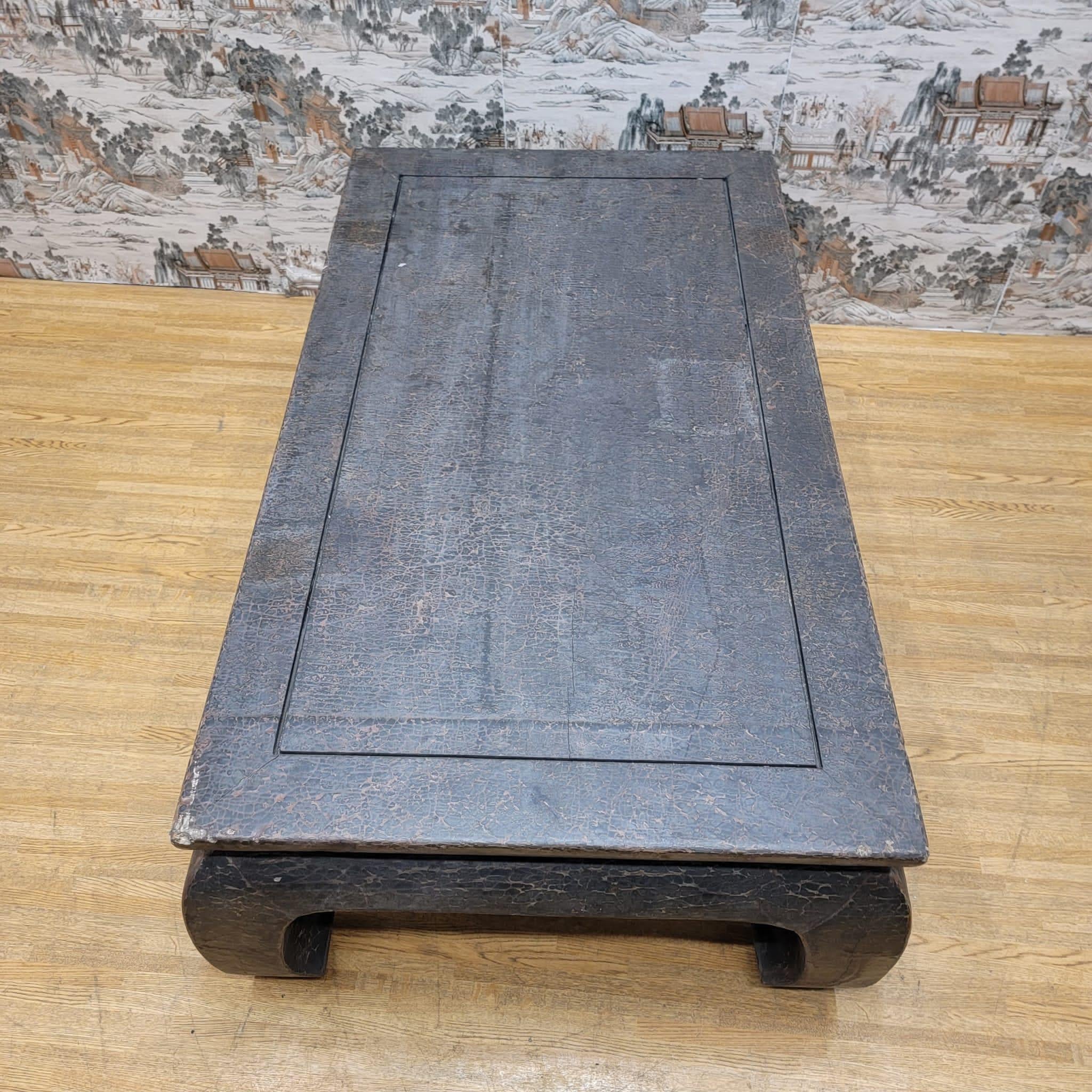 Fait main Table basse ancienne en orme laqué et enveloppé de lin de la province de Shanxi en vente