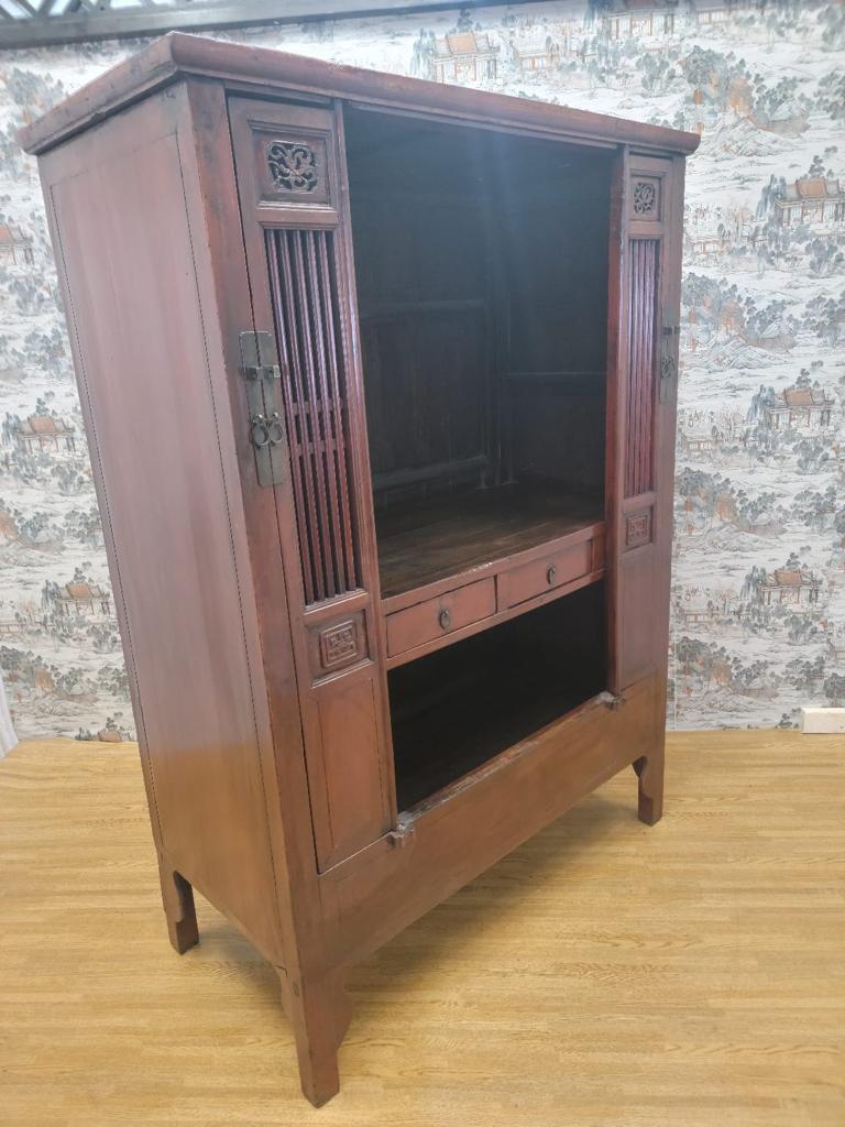 Antique Shanxi Province Red Elm Lacquered Cabinet In Good Condition For Sale In Chicago, IL
