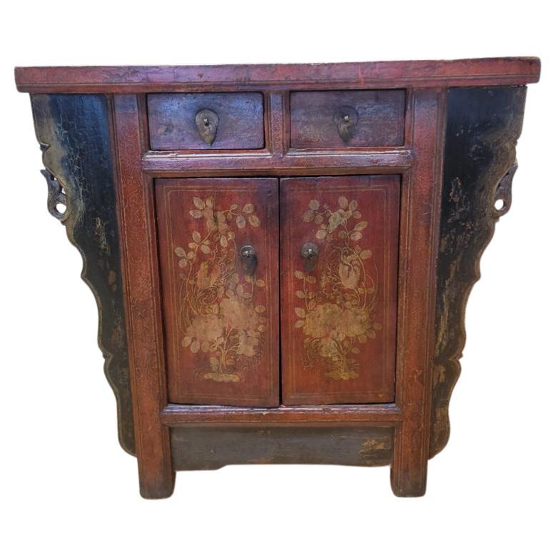 Petit meuble de rangement ancien en laque rouge ailée de la province de Shanxi peint