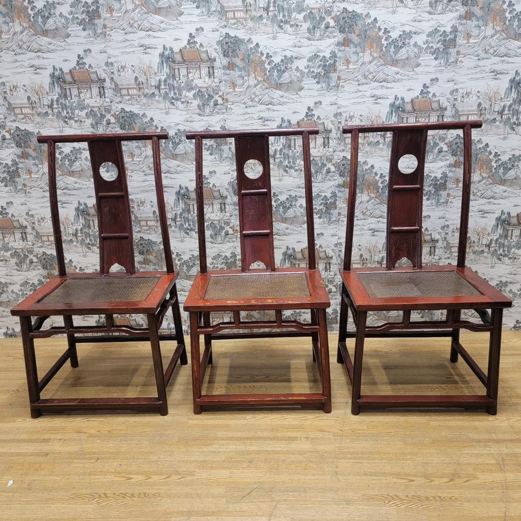 Anciennes chaises de bureau / salle à manger en orme laqué rouge de la province de Shanxi - Lot de 3

Ces chaises de salle à manger en orme antique laqué rouge proviennent de la province de Shanxi en Chine. Elles peuvent être utilisées comme chaises