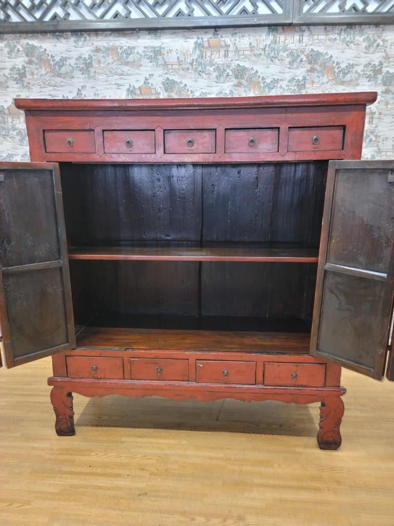 Ancienne armoire de rangement en orme laqué rouge de la province de Shanxi avec tiroirs en vente 2