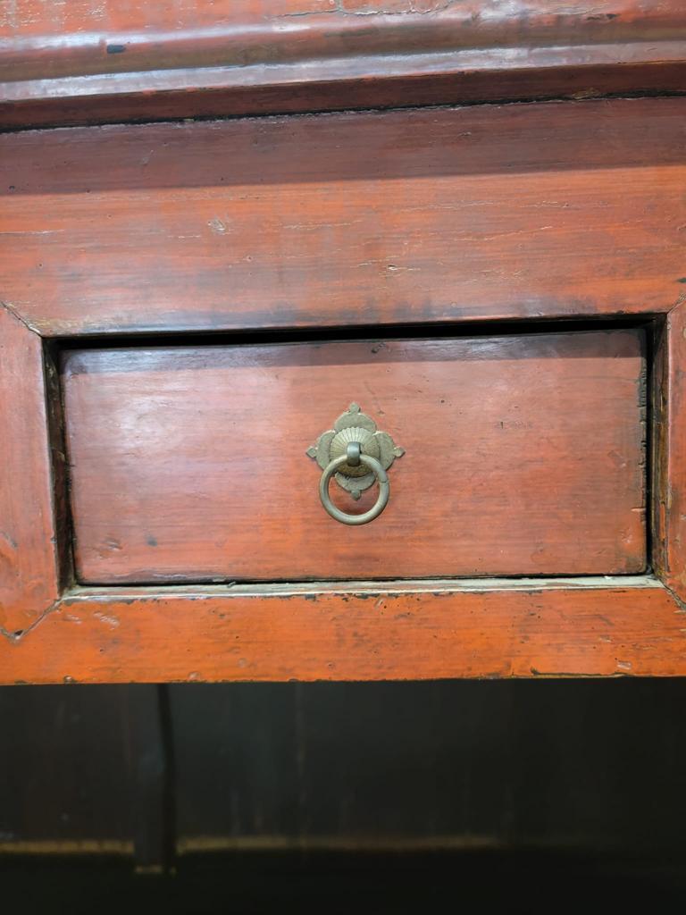 Ancienne armoire de rangement en orme laqué rouge de la province de Shanxi avec tiroirs en vente 3
