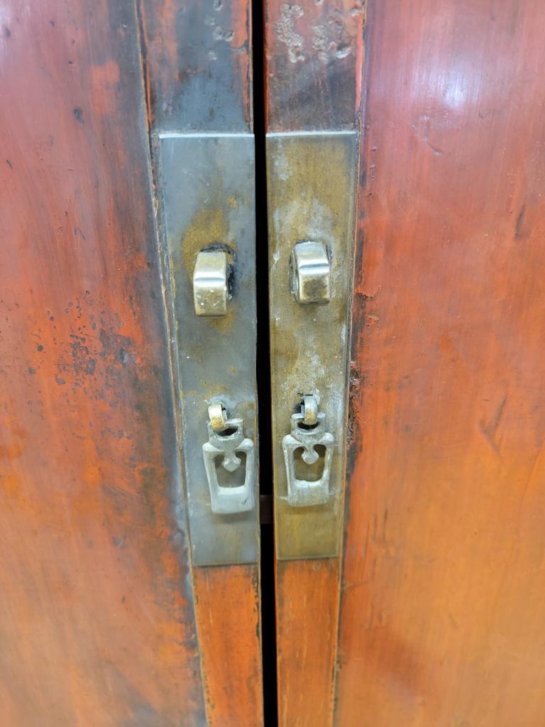 Ancienne armoire de rangement en orme laqué rouge de la province de Shanxi avec tiroirs en vente 5