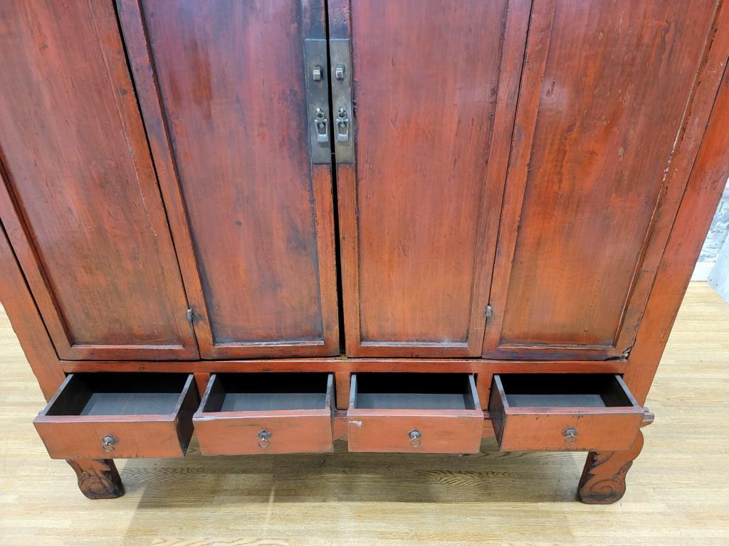 Ancien meuble de rangement à tiroirs en orme laqué rouge de la province de Shanxi

Ce meuble de rangement Elmwood comporte 2 portes, 2 étagères et 9 tiroirs. Avec sa patine d'origine et sa laque rouge, ce meuble de rangement peut également faire