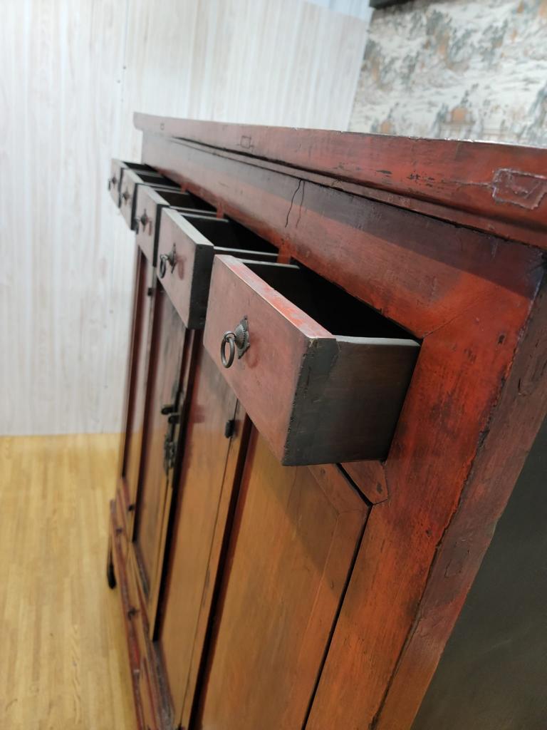 Ancienne armoire de rangement en orme laqué rouge de la province de Shanxi avec tiroirs en vente 1