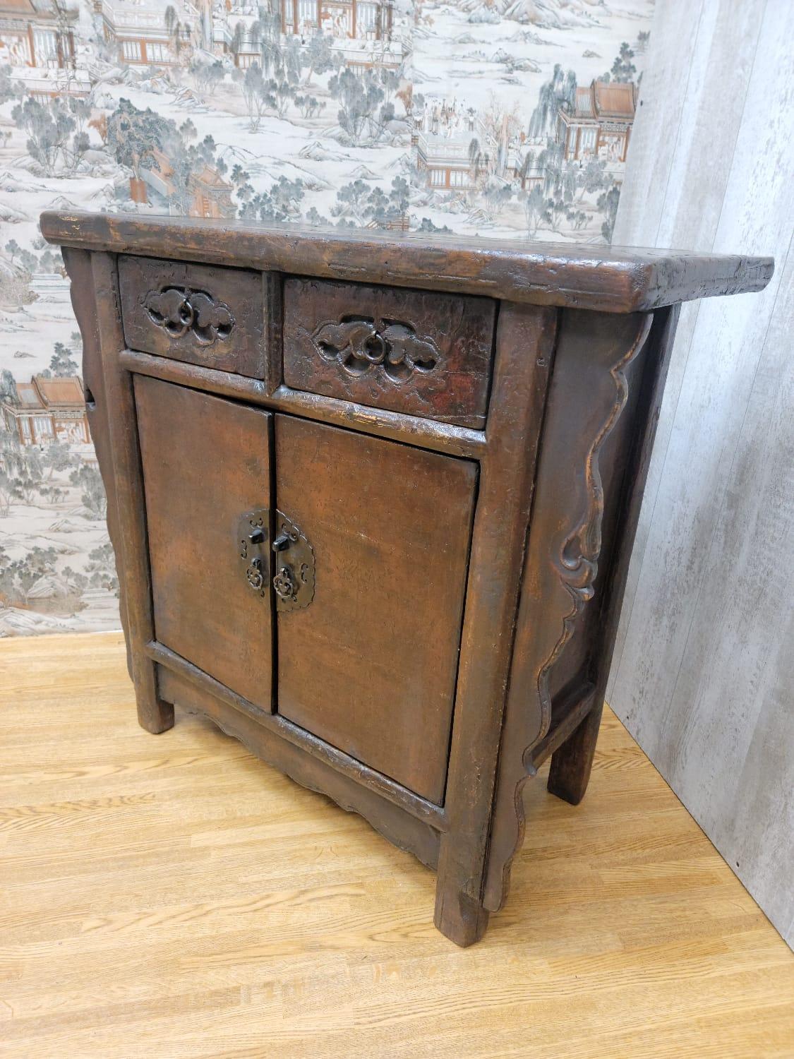 Antique Shanxi Province Small Winged Elmwood Cabinet

This cabinet has 2 drawers and 2 shelves.

Circa: 1880 

Dimensions:

W: 35