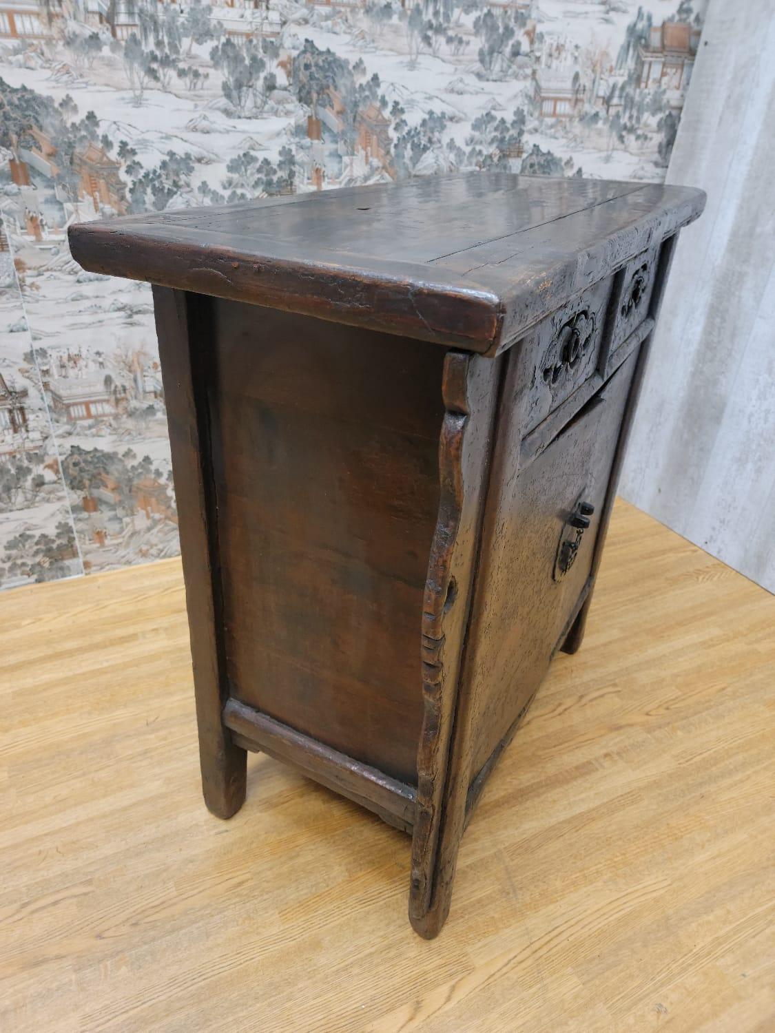 Antique Shanxi Province Small Winged Elmwood Cabinet In Good Condition For Sale In Chicago, IL