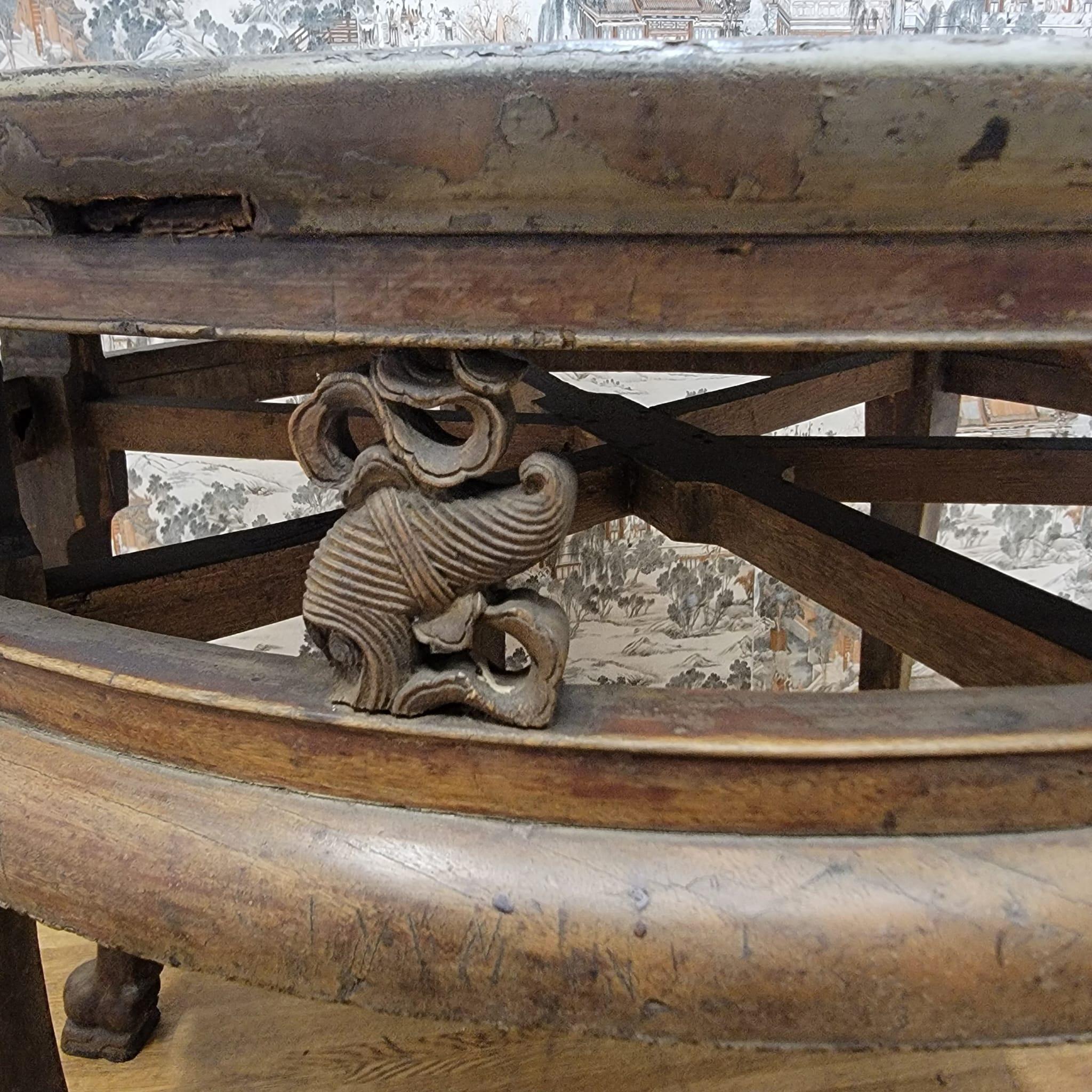 Antiker runder Akzenttisch aus der Shanxi-Provinz mit Tierschnitzereien im Angebot 9