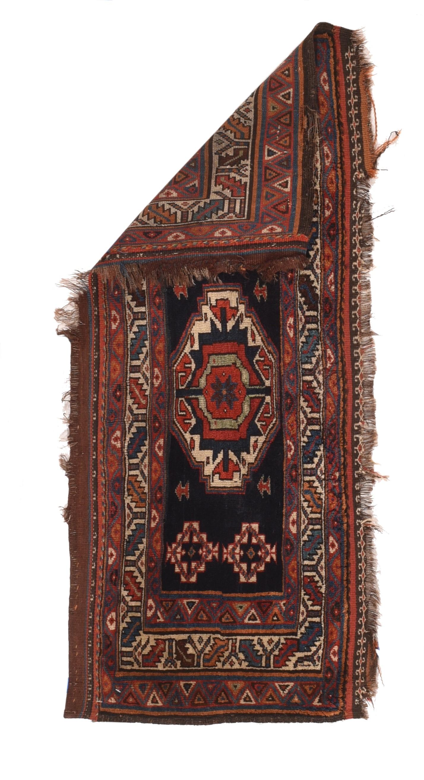 Antiker Schaschsaventeppich 1,6'' x 3,3''. Diese authentische zentralpersische Nomadenweberei zeigt ein ecrufarbenes Gul im turkmenischen Tekke-Stil auf marineblauem Grund mit kleinen, gestuften Elfenbein-Eckmotiven. Die Hauptbordüre hat einen