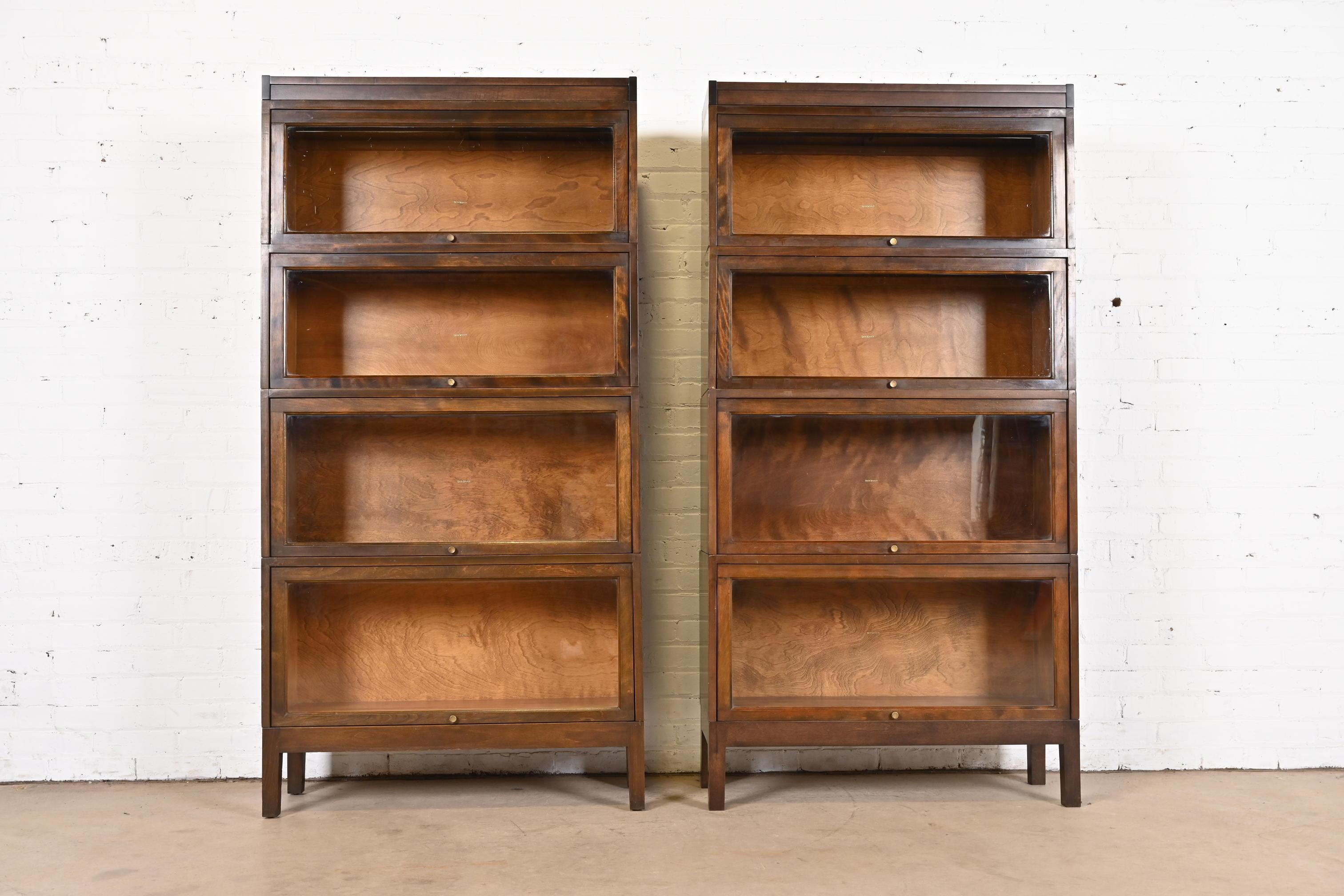 Ein wunderschönes Paar antiker, vierstöckiger Barrister-Bücherregale im Arts & Crafts-Stil

Von Shaw Walker

USA, ca. 1920er Jahre

Mahagoni, mit Glastüren und Messingbeschlägen.

Maße: 34 