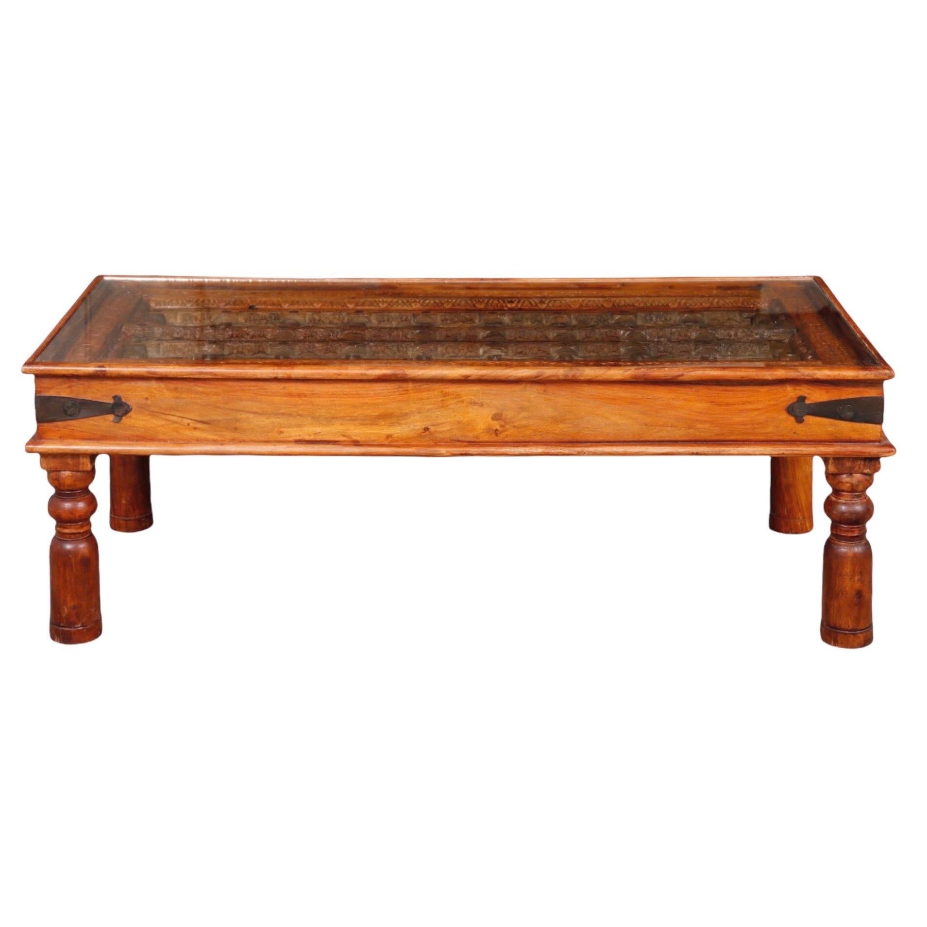 Mesa baja antigua con puerta de sheesham