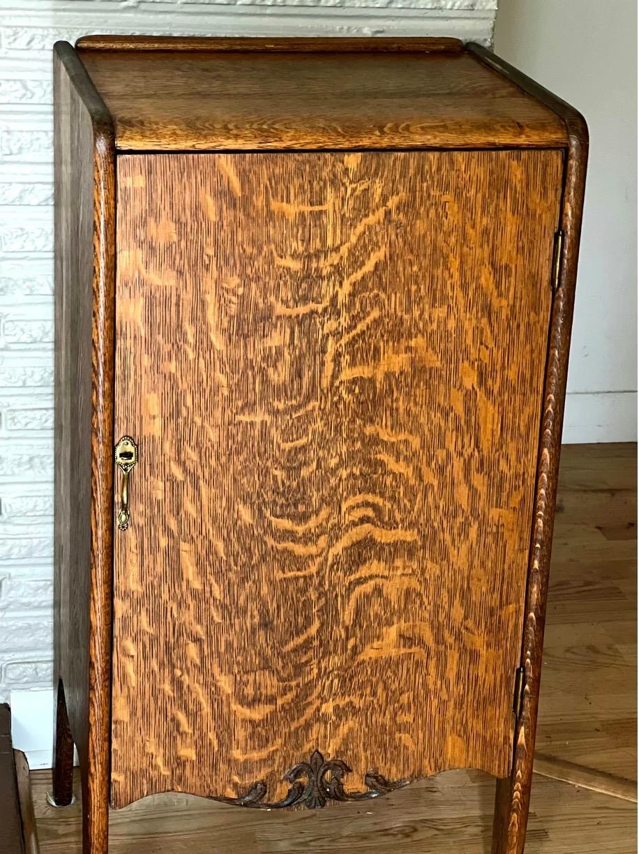 Mid-Century Modern Ancienne armoire à partitions en Oak Oak, meuble à disques, table d'appoint en vente