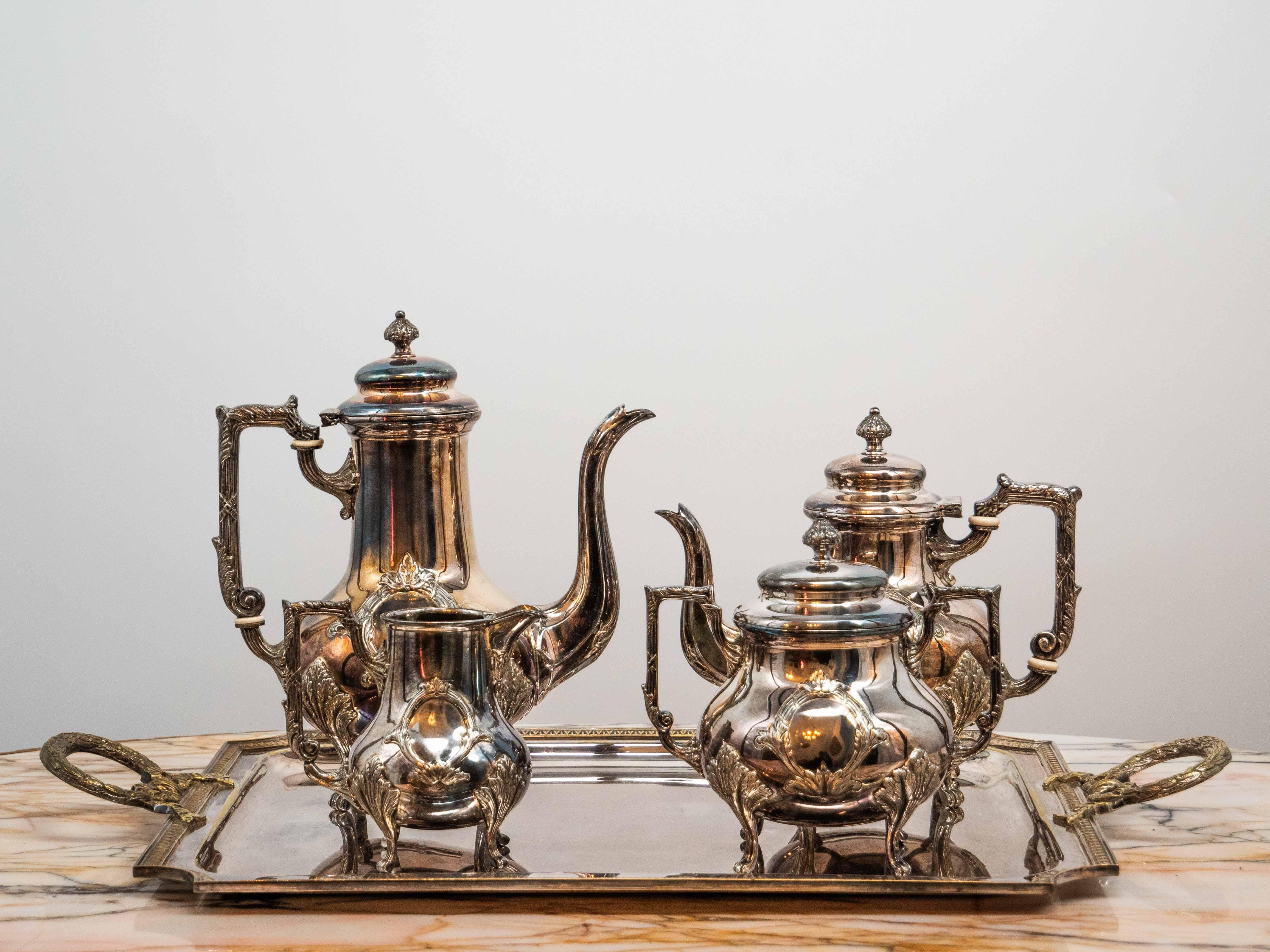 Antikes Sheffield England Kaffee-/Teeservice

Ein antikes Set des bekannten englischen Herstellers Sheffield in hervorragender Qualität. Das Set ist aus stark versilbertem Metall im klassischen Stil mit feiner Verzierung gefertigt. Das Set besteht