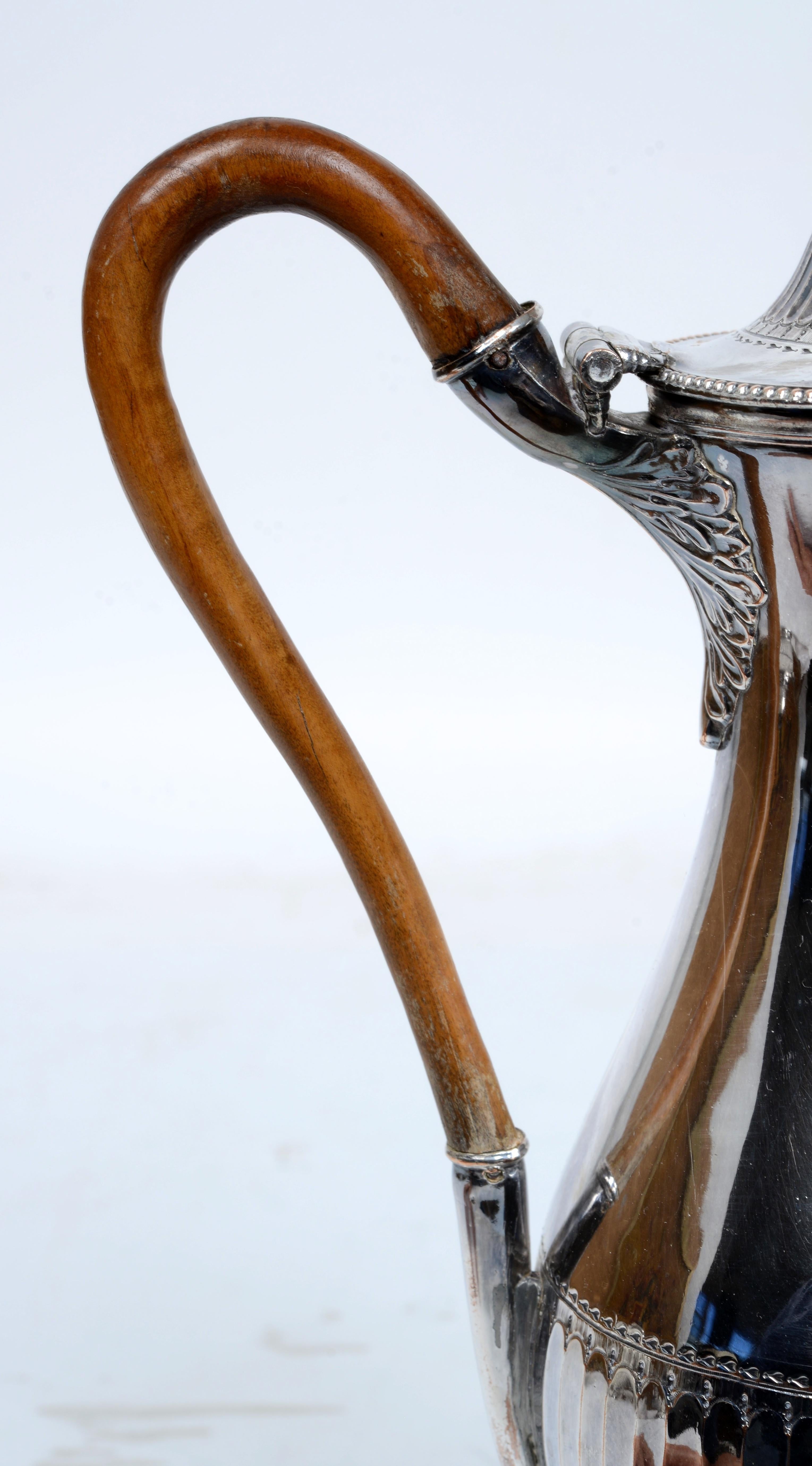 Antique Sheffield Finely Chased Baluster Form Tea Pot Late 18th c. Élevé sur  un pied circulaire bordé de perles. Le corps est en partie ciselé avec des cannelures gaufrées et effilées, et est surmonté d'un tablier gravé. Le bec court avec des