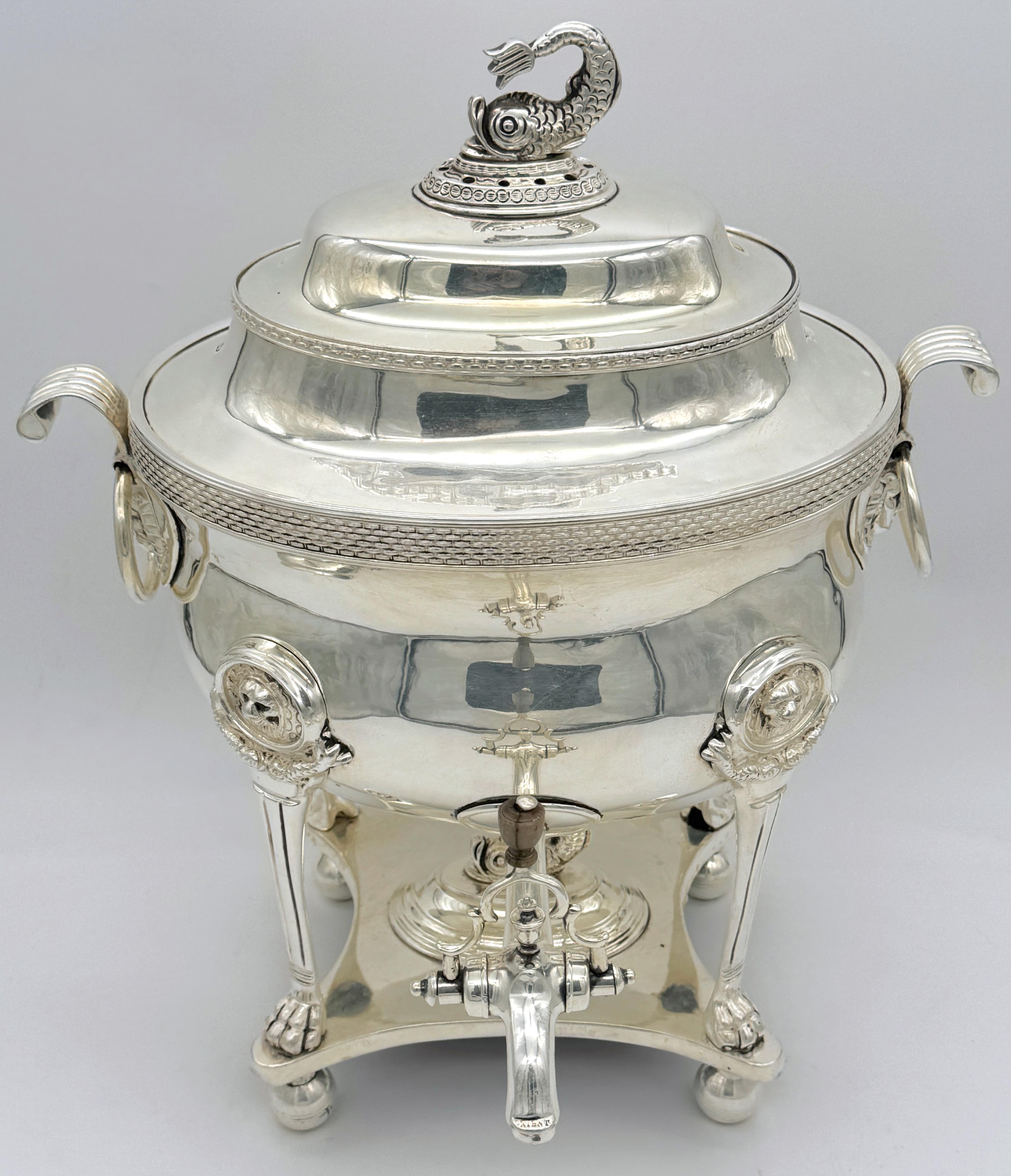 Urne à thé et à cidre ancienne en plaques de Sheffield à motif de dauphins, style Matthew Boulton, avec poignées Egyptomania, non marquée
Angleterre, vers 1800-1820

Ancienne urne à thé/cidre à motif de dauphin en tôle de Sheffield, style Matthew