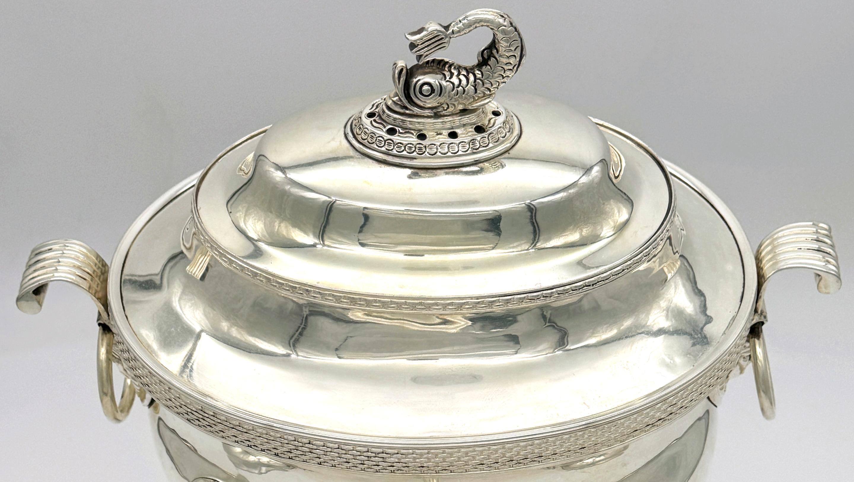 Plaqué Sheffield Urne à motif de deux dauphins sur plaque Sheffield ancienne, style Matthew Boulton en vente