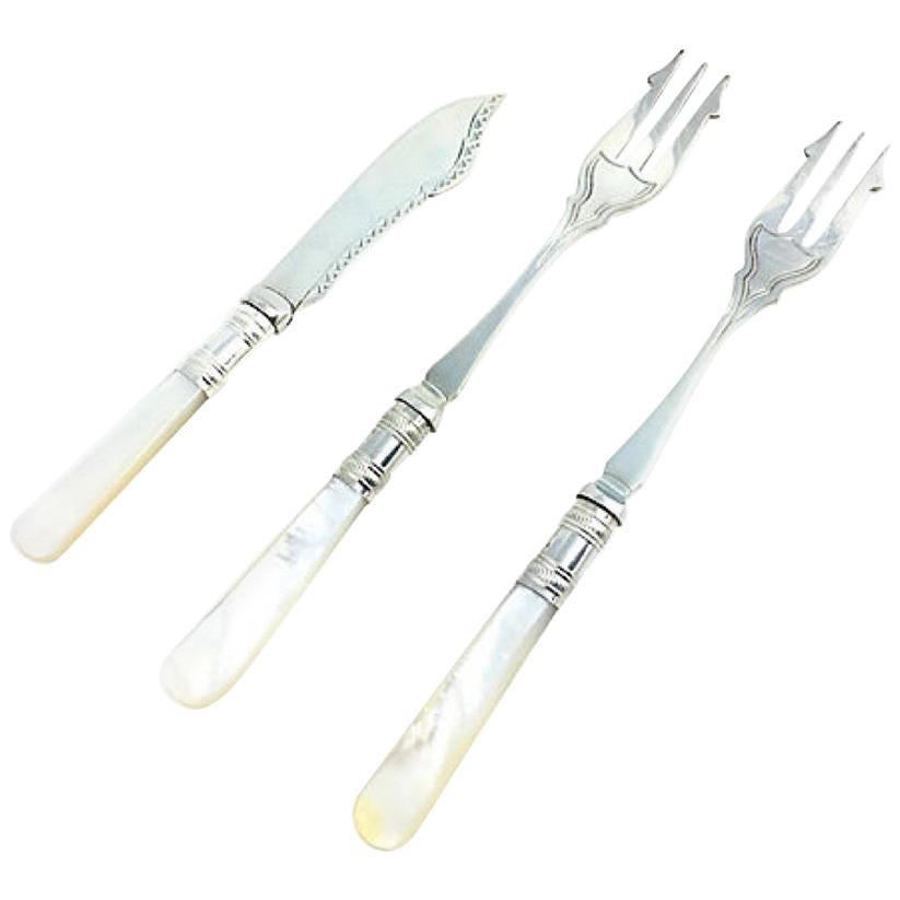 Antiguo par de tenedores y cuchillo de marisco plateados en nácar de Sheffield